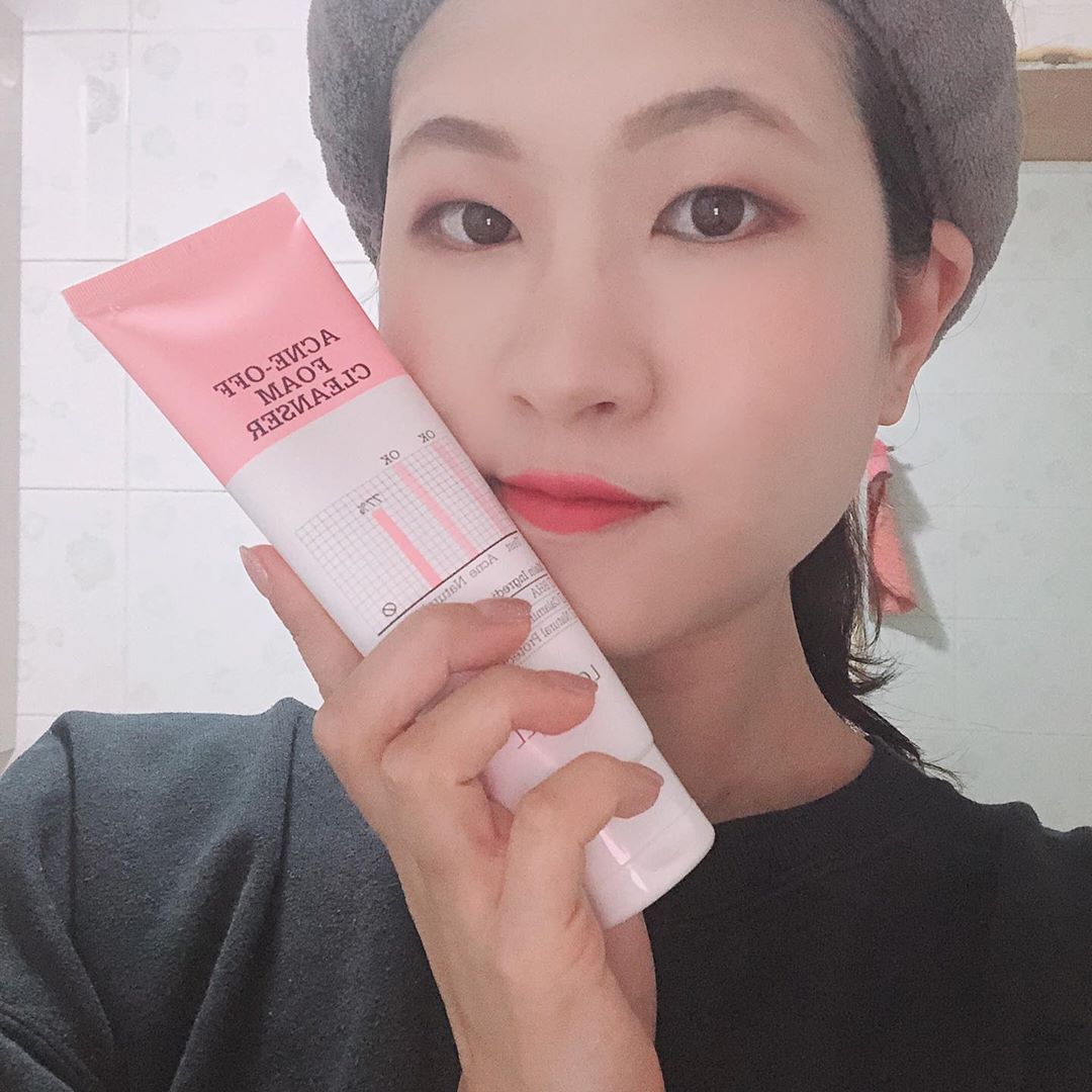 조미🖤 on Instagram: “💧피부관리는 깨끗한 세안부터 ⠀ 코의 블랙&화이트헤드+볼에 항상있는 트러블자국이 고민인 피부인데, 여드름 완하 기능성과 과다 분비되는 피지를 조절해준다는 클렌징폼을 사용해봤어요💕 ⠀ ✔️ 살리실산의 성분으로 각질제거및 피지조절도움으로 블랙헤드를…”