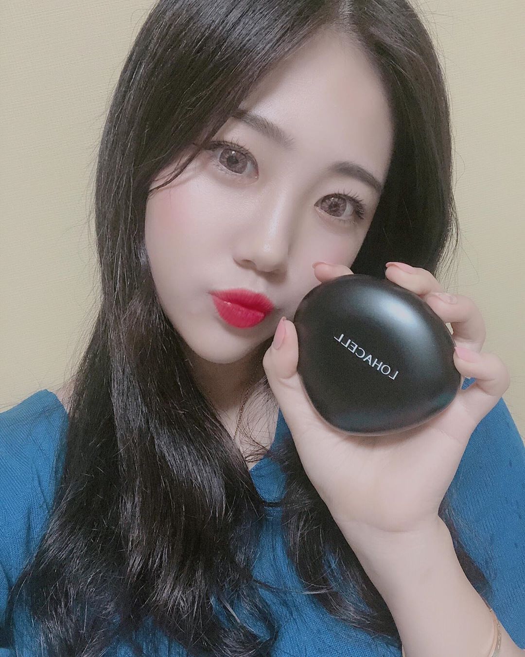 Happiness❤️ on Instagram: “💚로하셀 조약돌쿠션💚 쿠션 유목민들 주목〰️👏👏 ✔️유분흡착으로 48시간 무너지지 않는 지속성 ✔️모공,피부결,요철등 왼벽커버하는 커버력 ✔️한겹커버로 답답합없이 편안한 커버력 ✔️칼라민과 5가지 시카 성분으로 피부 진정까지  이모든걸 한번에 담은…”