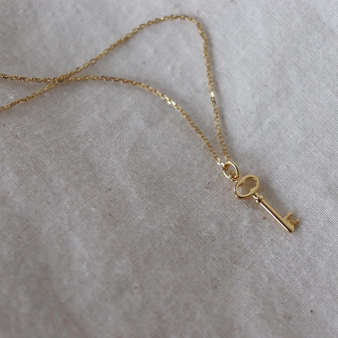 작지만 디테일이 살아있는 ‘mini key necklace’입니다🗝✨
포인트로 착용하기 정말 좋아요💕
