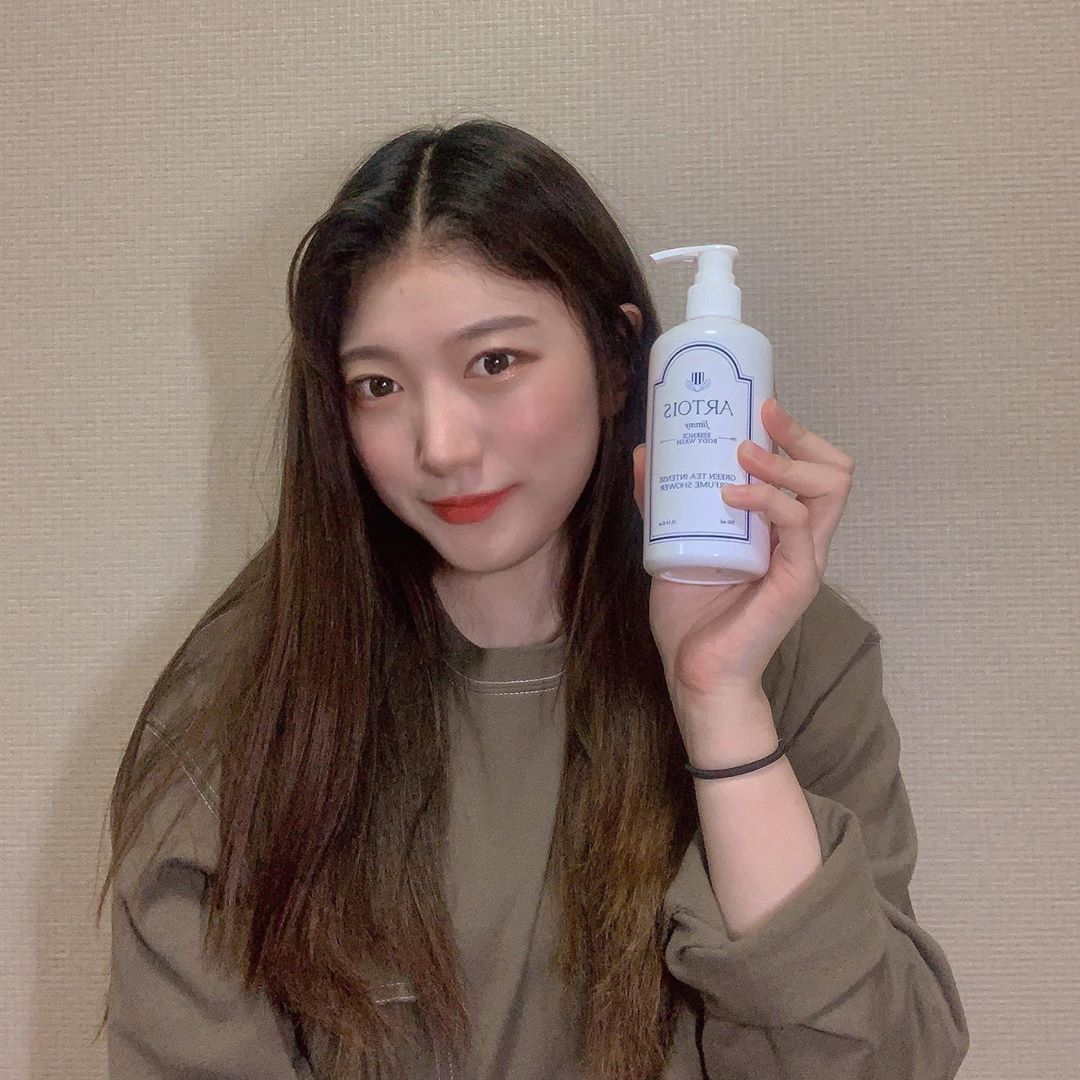 신예은 on Instagram: “☁️ 착한 식물성 성분 가득담은 아르투아 바디워시 ☁️ - - 약산성 바디워시 찾고 있었는데 향도 좋고 순한 바디워시 딱 찾았다 ! 향도 여섯가지나 있어서 좋아하는 향 고르는 재미도 있고 샤워향수 찾는 분들한테 딱일것같아요! - - 저는 여섯가지 향…”