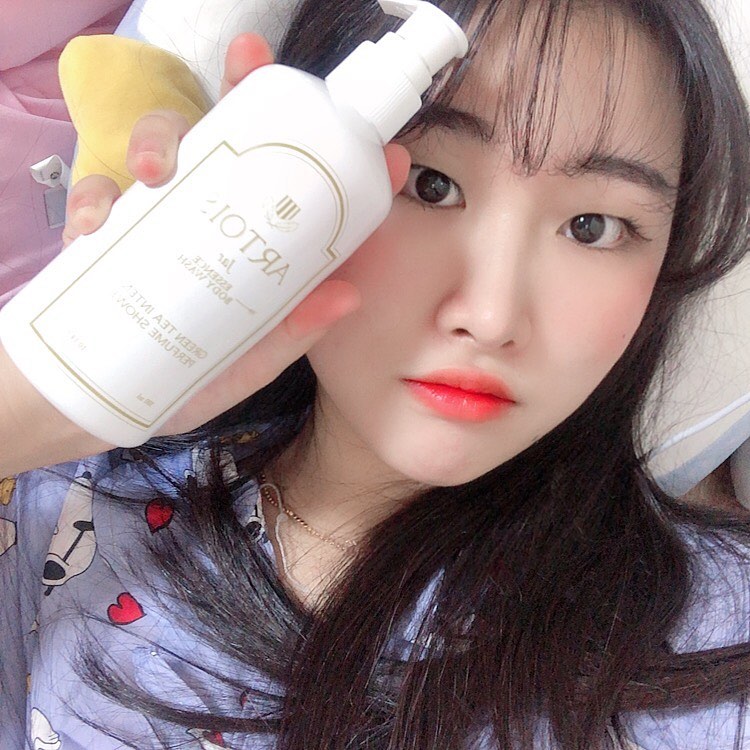 이승희(21)❣️ on Instagram: “집에서 쓰던 바디워시가 다 떨어져서 바꿔봤다!🎉 요새 가을되면서 몸이 너무 건조한데 이 바디워시는 보성 녹차수가 들어가서 촉촉해🍃  또 3대 보습성분이랑 3가지 오일에센스도 들어간다구 한다😆사실 모르겠고 쓰고 나오면 촉촉해💦  피부가 많이 예민한…”