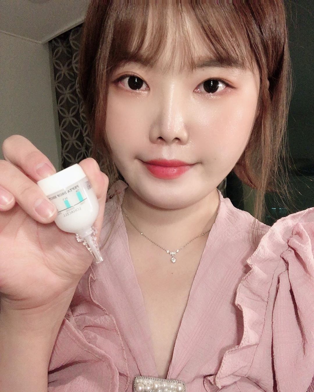 𝕠 on Instagram: “🌠
로하셀 펩타 드롭샷 앰플.
여행 갈 때 챙겨가서 바르시면 화장도 잘 되고~ 미백에 효과도 좋아요. #lohacell #로하셀”