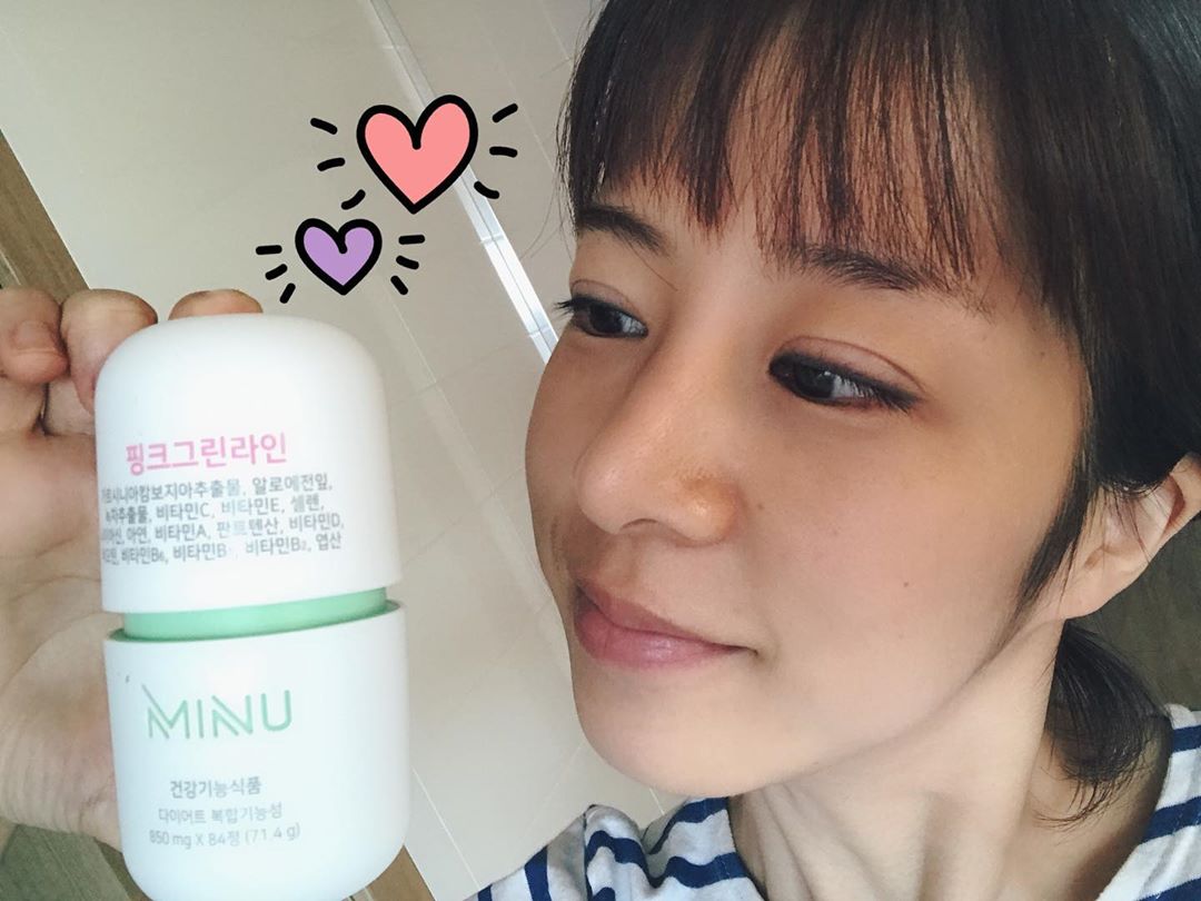 박시영 CYoung on Instagram: “. #미누핑크그린라인 💕 한창 아나운서 준비할 때 많이들 먹던 다이어트약은 방귀끼다가 X싼다고🤣 부작용이 많았는데 요즘엔 패키지가 이렇게 귀여울 일이야😝 원활한 배변활동에도 도움이 된다니 아침에 심봤다 하고 싶은 분들 추천🌱 . . #미누초분이…”