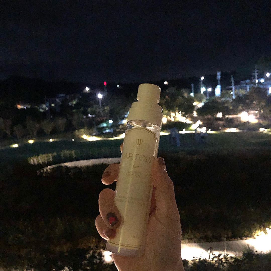 @_891211 on Instagram: “⠀⠀⠀⠀ 요즘 향수 잘 사용안하고 바디미스트 가져다니면서 뿌려주는중 ^.~ 아르투아는 향이진짜,, 말잇못이에요,, 한번 딱 써보면 포기못해여,, 씻고 제일먼저 뿌려주는데 하루종일 지속되는 밀착향기 취저에요!!!! ⠀⠀⠀⠀ 이번 제주도 여행때도 짐쌀때…”