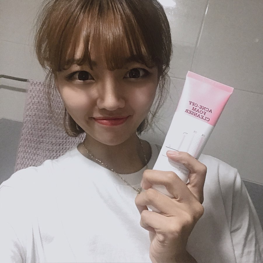ＲＵＭＩ의 일상🌿 on Instagram: “트러블 전용 폼클렌징 필요한 사람🙋🏻‍♀️ #트로블케어 #폼클렌징추천 #뷰티스타그램 여름에 난리났던 내 피부 진정시키는중 살리실산과 칼라민이 함유된 폼 클렌저로 쫀쫀한 거품이 내모공을 다 빼줌!🧖🏻‍♀️ 언농 하나씩 겟하세요! . . . #로하셀…”