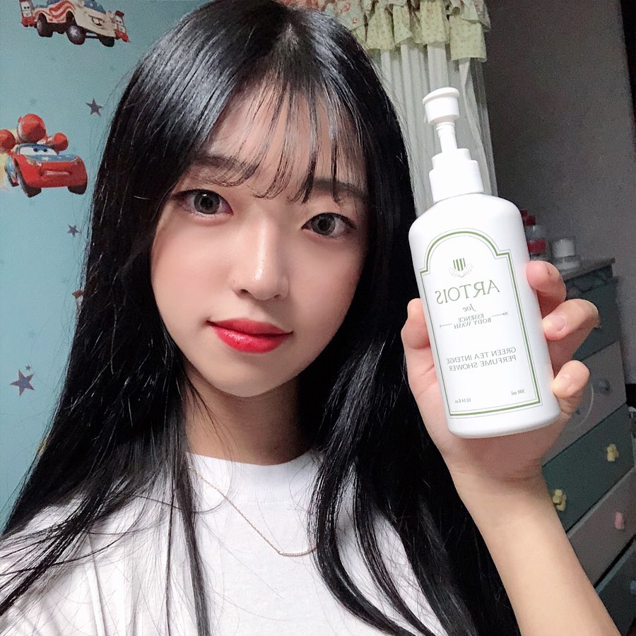 김세희 on Instagram: “아르투아  향수 바디워시❗️ ⠀ ▫️향 오래 유지 ▫️저자극바디워시 ▫️피부수분도움 ⠀ 향도 좋고 오래 유지되서 너무 좋음〰️ ⠀ ⠀ ⠀  #천사연구소 #아르투아 #아르투아바디워시 #바디워시추천 #샤워향수 #향수바디워시 #송강바디워시 #artois…”