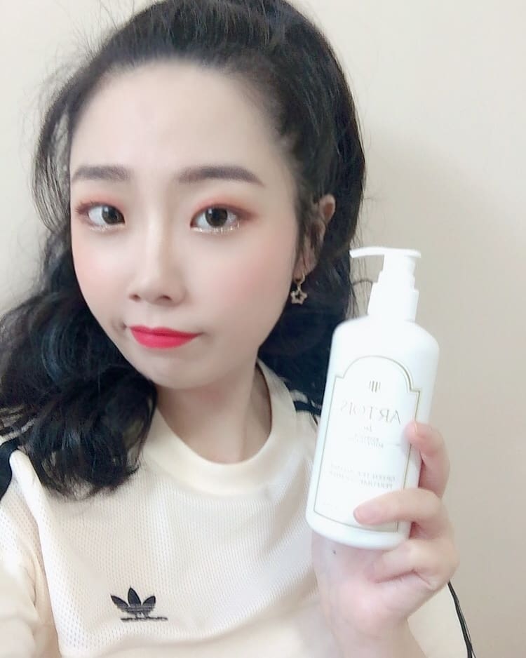 송아연 ソンアヨン on Instagram: “향이 너무 좋아서 계속 살 냄새를 맡게 돼요ㅋㅋㅋㅋㅋ 제가 향에 민감한데 제가 좋다고 할정도면 👍👍👍 피부도 촉촉해서 따로 로션을 안발라도 될정도에요!!! 향수로도 나왔음 좋겠어요ㅠㅠ 진짜 소취🙏🙏 전 자르를 썻어요!!! 달달한 꽃향이에요🌹🌹 . .…”