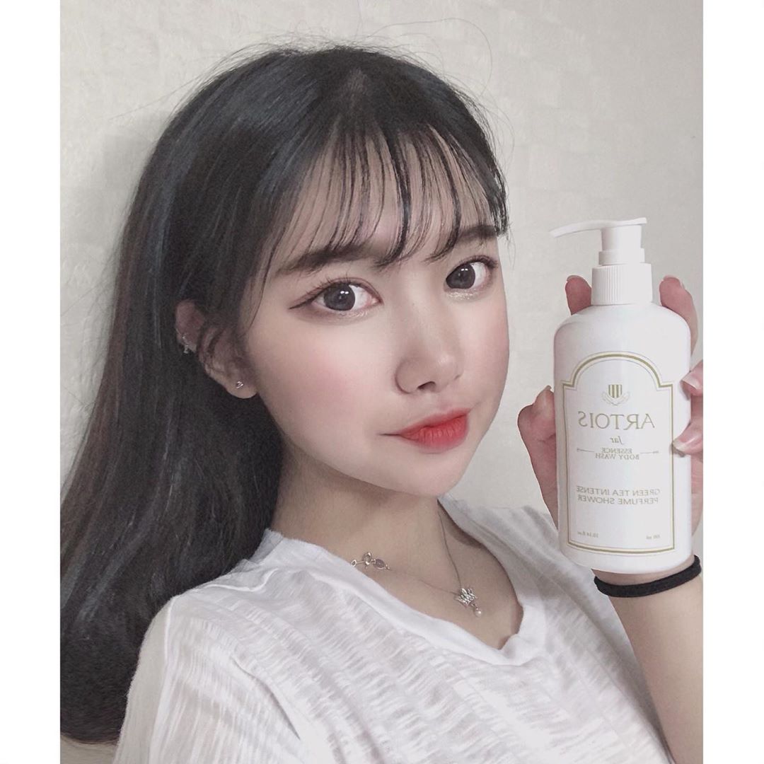 ༚˚✧⁺⁎정서하⁎⁺˳˚✧༚ on Instagram: “🎐 아르투아 자르 에센스 바디워시 🎐 ————————————————————————————— 🎐 6가지의 보습 레이어 함유로 식물성 보습이 연약하고 민감한 피부를 촉촉하고 매끄럽게 유지 🎐 풍성하고 조화로운 스위트 플로럴의 풍부한 향기로 사랑스럽고…”