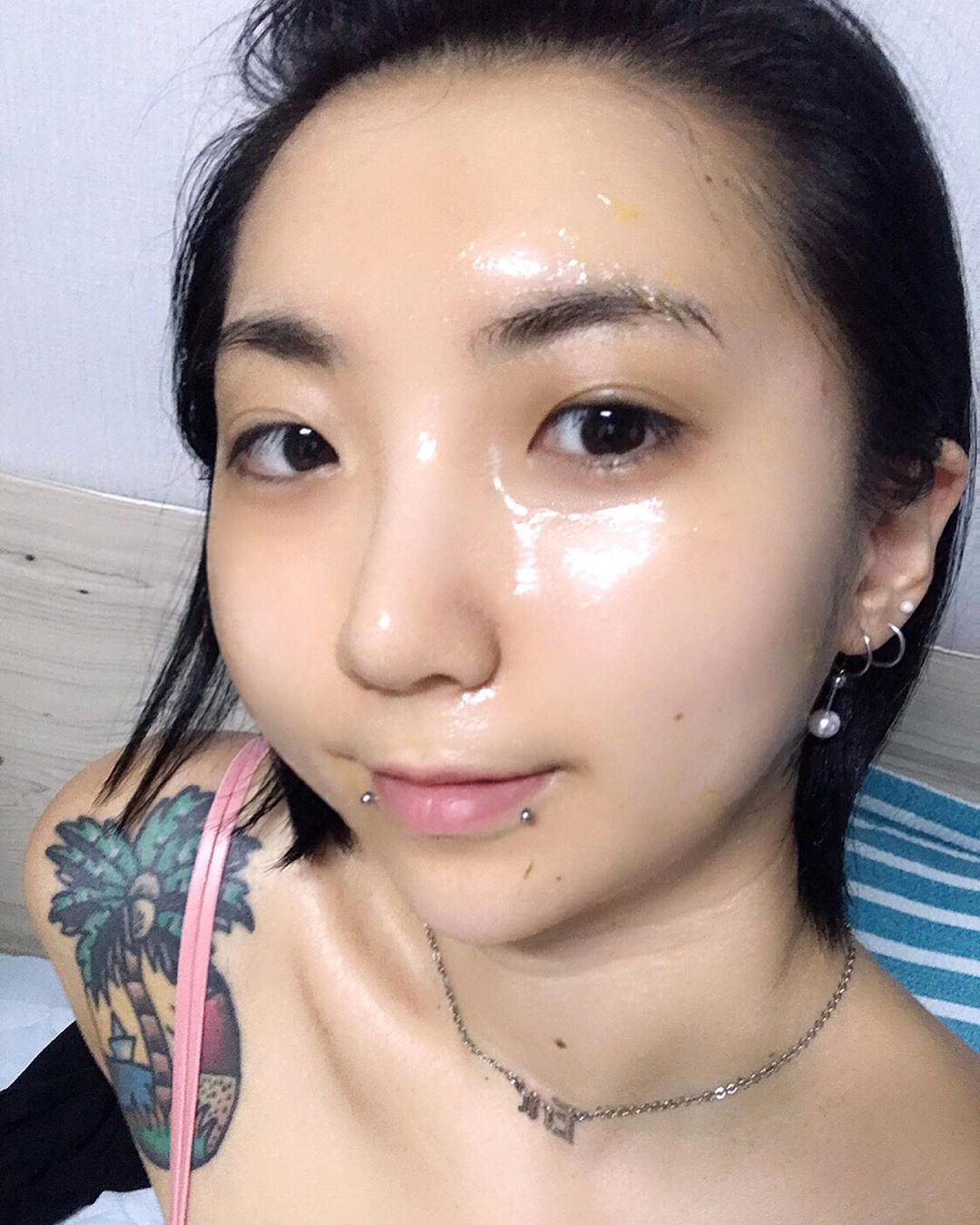 Molly🧸 on Instagram: “. 카란둘라팩. 블랙헤드.. 까지는 아직 모르겠으나 팩하고나면 피부 부들부들 해지고 담날 화장 잘됨! 야 효주야 사도돼. @lovemylife88518  #에이프릴스킨 #aprilskin #리얼카렌둘라필오프팩 #리얼젤리브러쉬 #팩 #카렌둘라팩…”