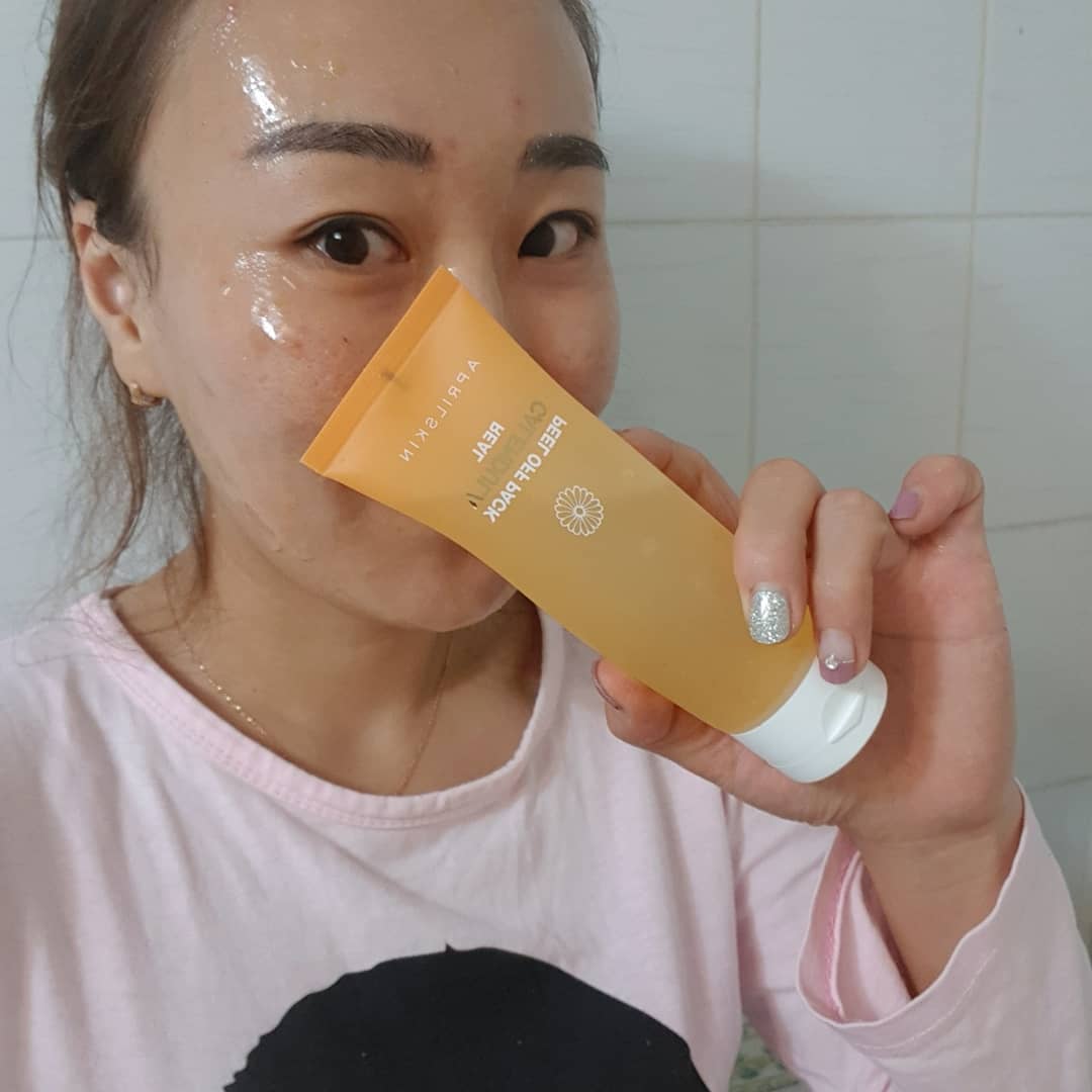 miseon😍😍 on Instagram: “#뷰티스타그램  요즘 유명한 #리얼카렌둘라필오프팩  일주일에 2번으로 촉촉하고  부드러운 피부로 만드는 중!  피지를 흡착하고 각종 노폐물을 관리해주면서 카렌둘라꽃 원물이 피부에 수분을 공급해서 매끈한 피부를 만들어주는 #필오프팩  눈과 입을…”