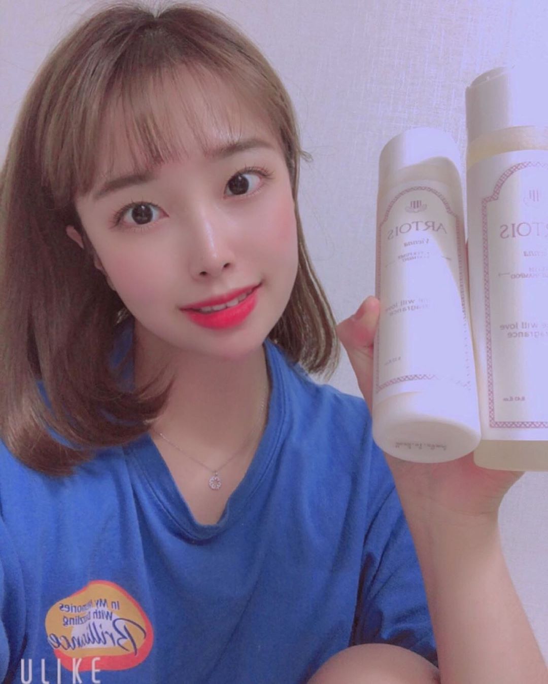 유 진 on Instagram: “뭐야..? 향수야? 냄새 사기아니야?? 조금만 짜도 거품완전 잘나고 향기진짜 좋다ㅠㅠ 탈색여러번하고 염색하고 드라이해서 상한머릿결 한번에 복구시켜버리기👍🏻👍🏻 이 좋은걸 왜 안써!!? 샴푸만해도 결이 살아난다 트리트먼트하고 나서 따로 에센스…”