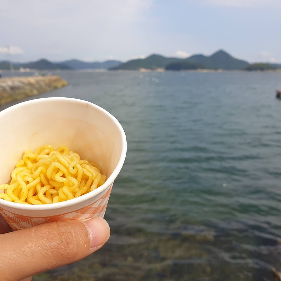 바다에서 끓여먹는 라면은 역시... #구이바다 팔팔끓는다 꺄옹
#바다라면 #수륙해수욕장 #낚시공원