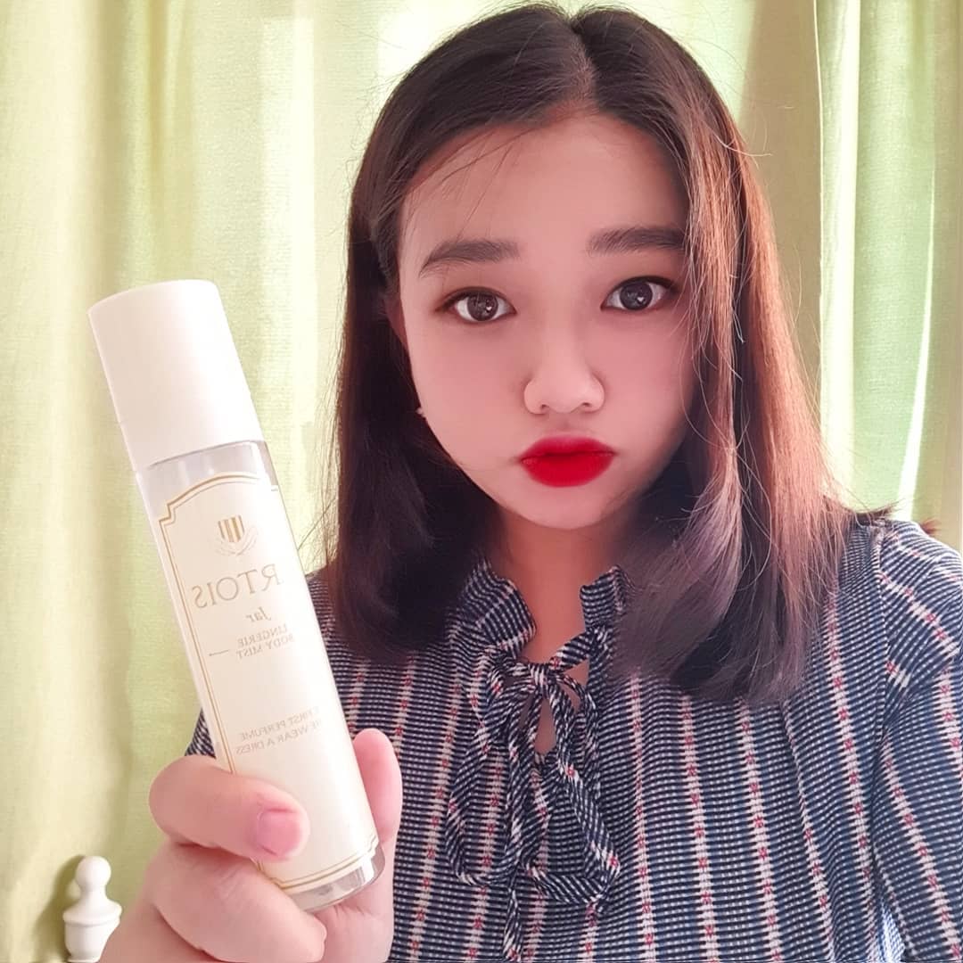 이수진 on Instagram: “착하고 순한 식물성 성분으로 옷, 몸, 침대 아무때나 바디미스트로 힐링하기 사랑스럽고 달달한 꽃향인 스위트플로럴 향기로 향기로운 꽃향기 너무 내 스타일 (ฅωฅ♥)// #천사연구소 #아르투아 #아르투아바디미스트 #바디미스트 보습향수 #크림미스트…”