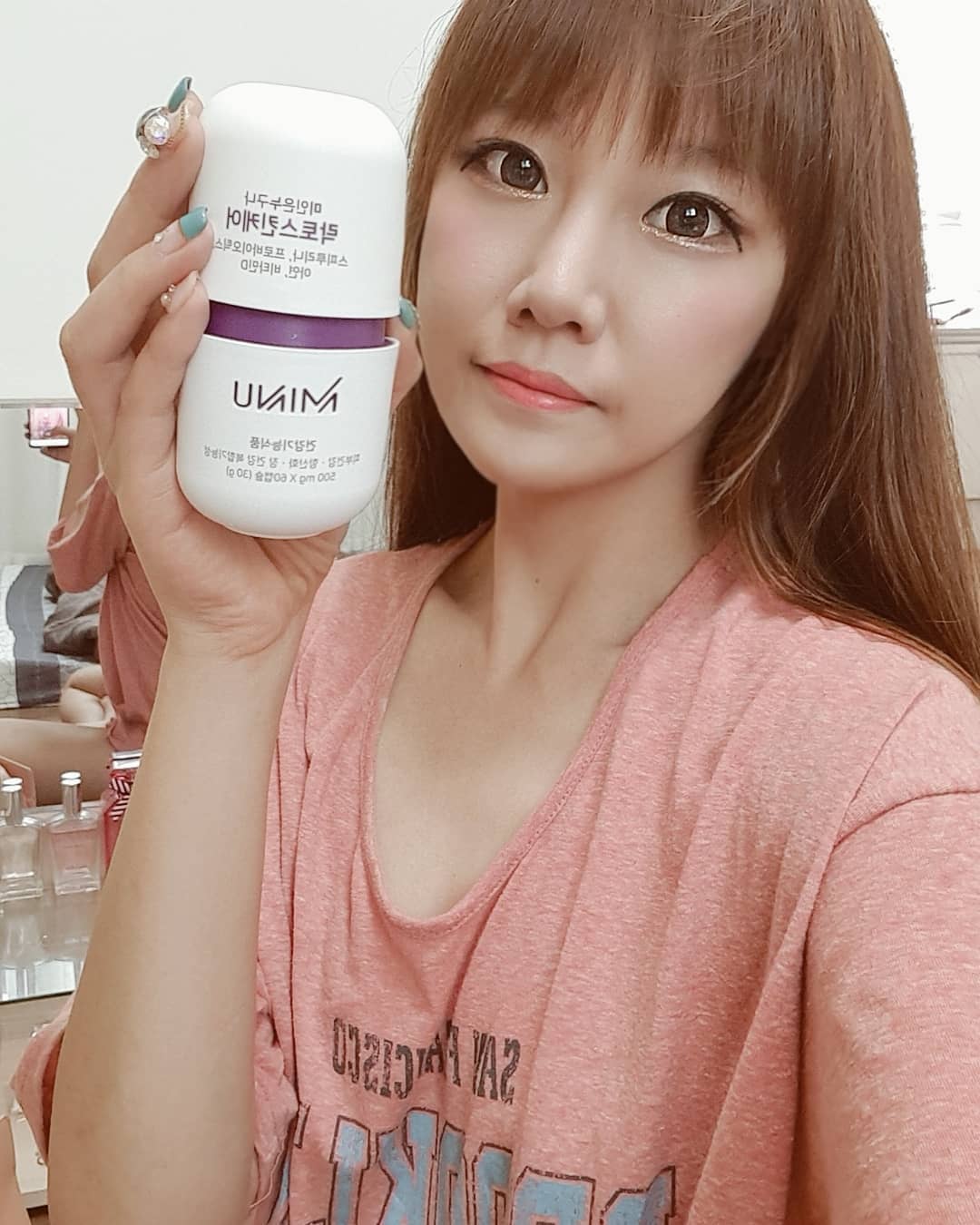 미요미(LeeMinYoung) on Instagram: “프로바이오틱스 성분으로 장건강케어는 물론 스피루리나 성분으로 항산화까지 잡아 주는 미누 락스킨케어👍 장이 안좋으면 피부에 트러블도 많이 생긴다는거ㅠ 그것을 한번에 해결해주는 제품이예요ㅎ 게다가 비타민 까지 첨가되어 에너지도 면역력도 업업 해주니…”
