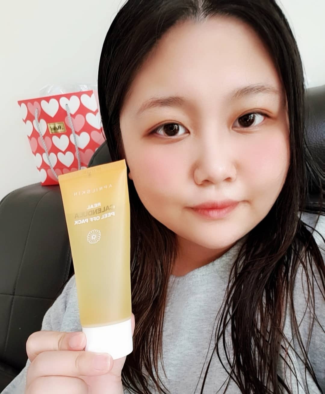 수빈 on Instagram: “에이프릴스킨 리얼카렌둘라 필 오프 팩 한번에 노폐물.각질.블랟헤드.화이트헤드가 정리되어 너무편하고 팩하고나면 건조한느낌이드는 팩들도많는데 에이프릴스킨 리얼카렌둘라 필 오프 팩은 촉촉한느낌이라 왜 88만개가 팔린지알꺼같다 하는도중에 향도너무좋아서…”
