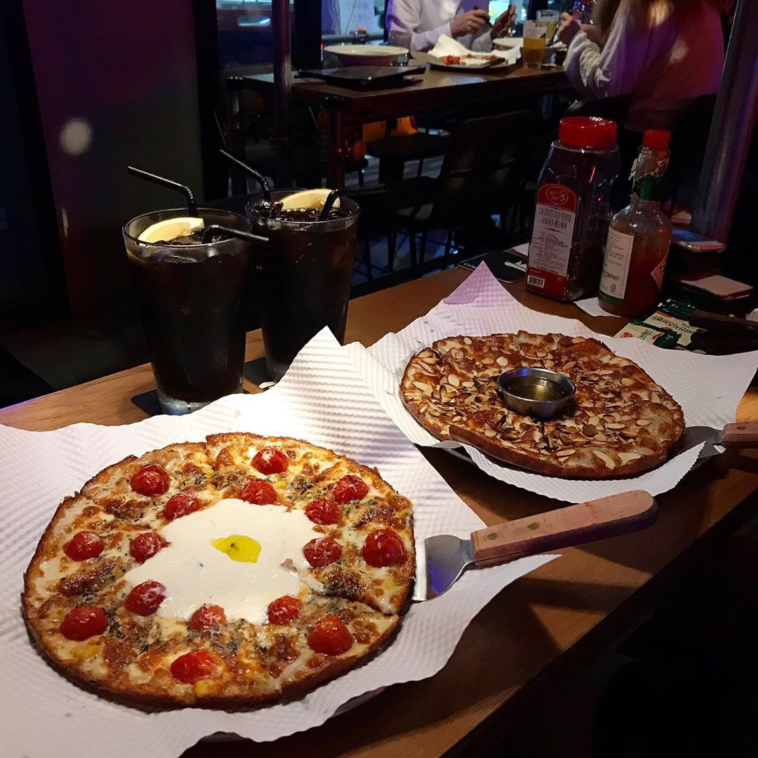 민 죠이 🇰🇷 on Instagram: “수제 맥주와 피자가 넘 마싱눈 칼리가리 박사의 밀실! 얇은 도우위에 치즈와 크림소스가 듬뿍 들어가있답 내년엔 꼭 맥주도 머거야진
#칼리가리박사의밀실 #광안리 #광안리맛집 #광안리핫플 #광안리데이트”