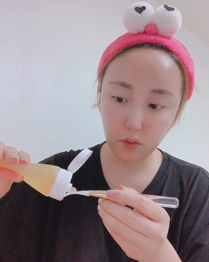 자유로운 존재, 인생 하고 싶은건 최선을 다해 다 하자 on Instagram: “내가 맨날 피부 좋다 듣는 이유🤪 일주일에 2-3번  #필오프팩 으로 관리함 ㅋㅋㅋ  스킨로션 귀찮아 까먹어도 모공이나 피부결 관리 잘함ㅋㅋㅋ 진짜 효과 즉각 보임 되게 달달한 꿀 같아 먹고 싶음 ㅋㅋㅋ - - - - - - #에이프릴스킨…”