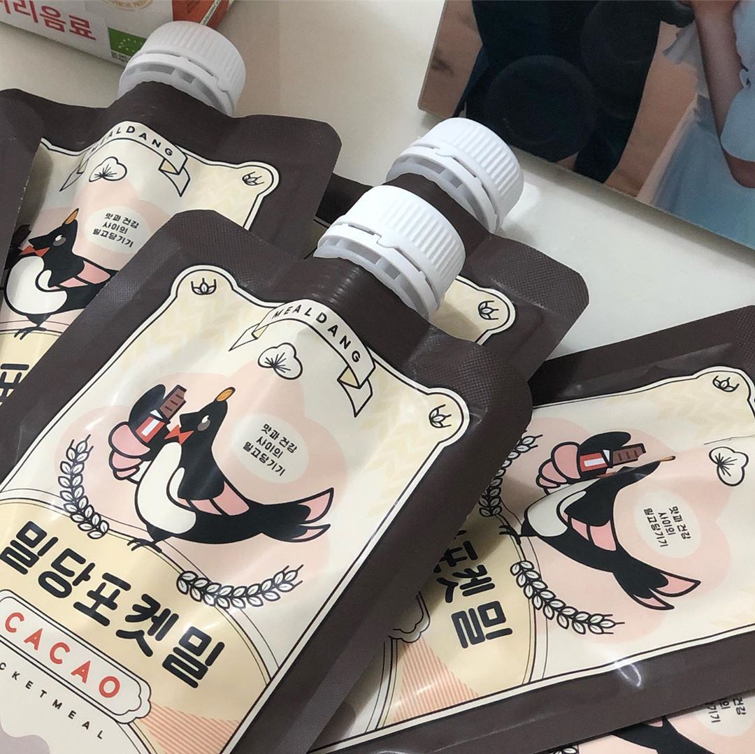 @hyeg.park on Instagram: “✨ 결혼하고 아침 5번 먹어봤나? 출근하기 바쁜 아침. 그리고 저는 아침에 밥 먹으면 더부룩함을 느껴서 간단하게 빨리 후다닥 먹는 수타일이거든요. #아메리칸스타일  #밀당포켓밀 제일 후기 많아서 또 쟁여왔어요 🔎 입구가 둥글게 음료를 붓기에 잘…”