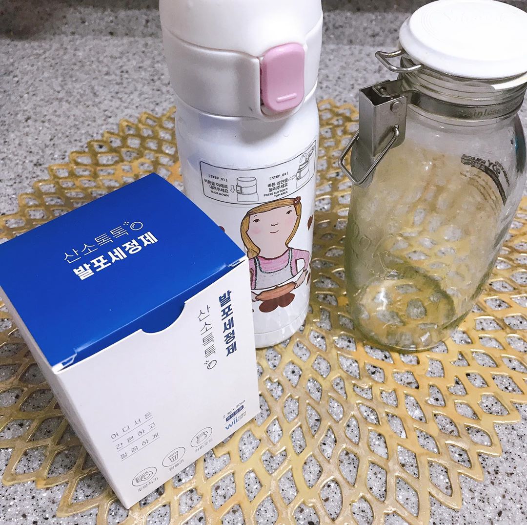 레브 on Instagram: “. #보냉병청소 매일 세 아이가 가져가는 보냉병 . 🧼잘 닦아준다고 하곤 있지만 손에 닿지 않으니 늘 찜찜 . 산소톡톡 발포 세정제 덕분에 . 뽀드득 깨끗한 보냉병 청소 끝! . . . 소분해뒀던 각종 액체류 넣었던 유리병 . 이제 발포 세정제로…”