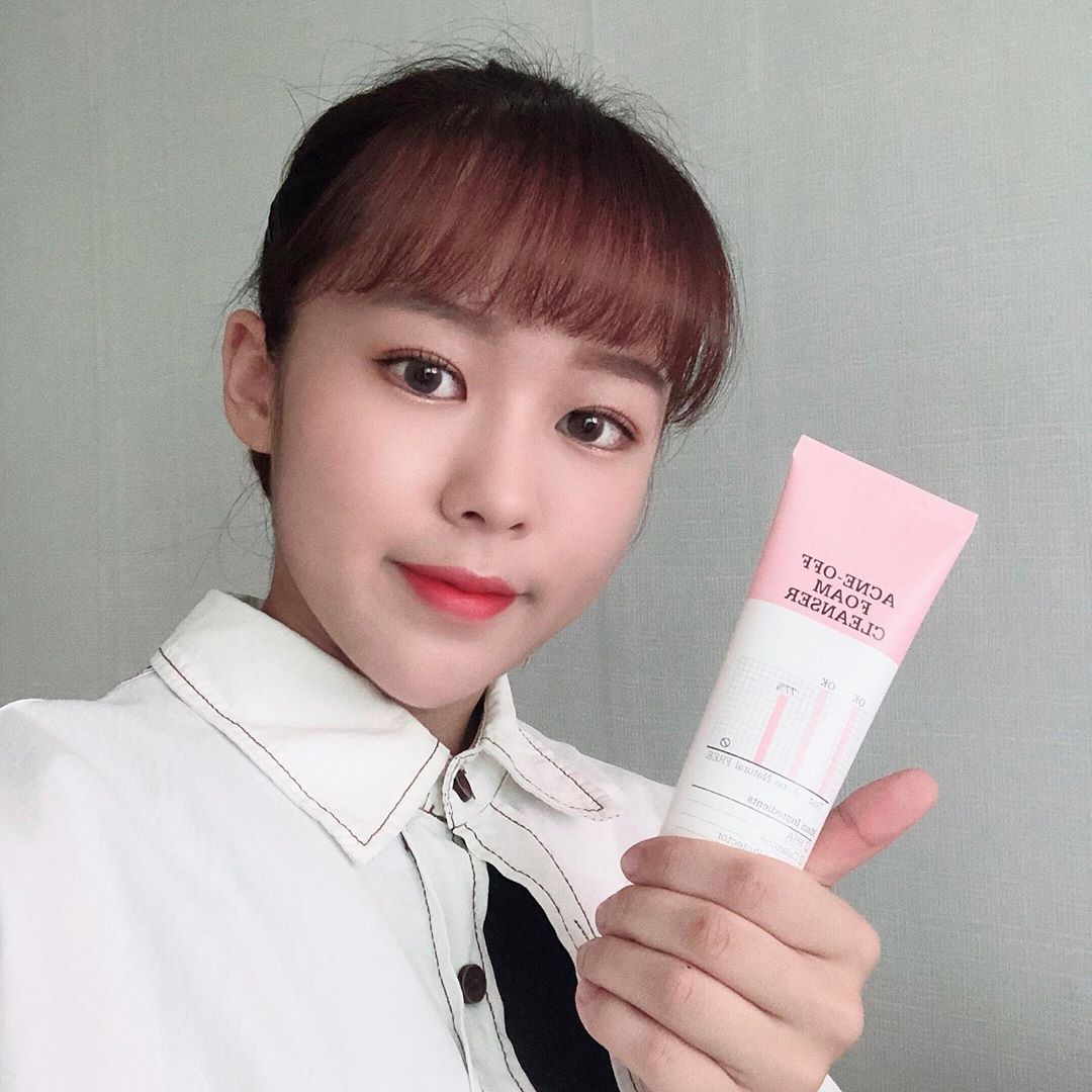 배2G on Instagram: “너 둉말 쵝오야🤓 추석 때 기름진 걸 잔뜩 먹어서 여드름이 잔뜩 났는데 얘가 무찔러줌🤭 . . 로하셀 아크네 오프 폼 클렌저는 여드름과 트러블 완화에 도움이 될 수 있는 살리실산과 칼라민이 함유된 폼 클렌저 입니다. 쫀쫀하고 풍성한 거품으로 피부…”