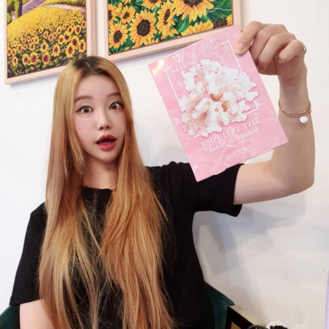 주 예 슬 (Ju Ye Seul 🇰🇷) on Instagram: “- [파이브 안티포어 솔루션 마스크팩] 이런건 처음 사용해보는데 진짜 모공이  깨끗해졌어요!! 붙이고 40분정도있는데 팩이 다 마른뒤에 떼어내면 더 효과있어요!! - 참산호말추출물을 필두로, 모공케어 성분이 함유되어 피지 및 노폐물들을 흡착하는…”