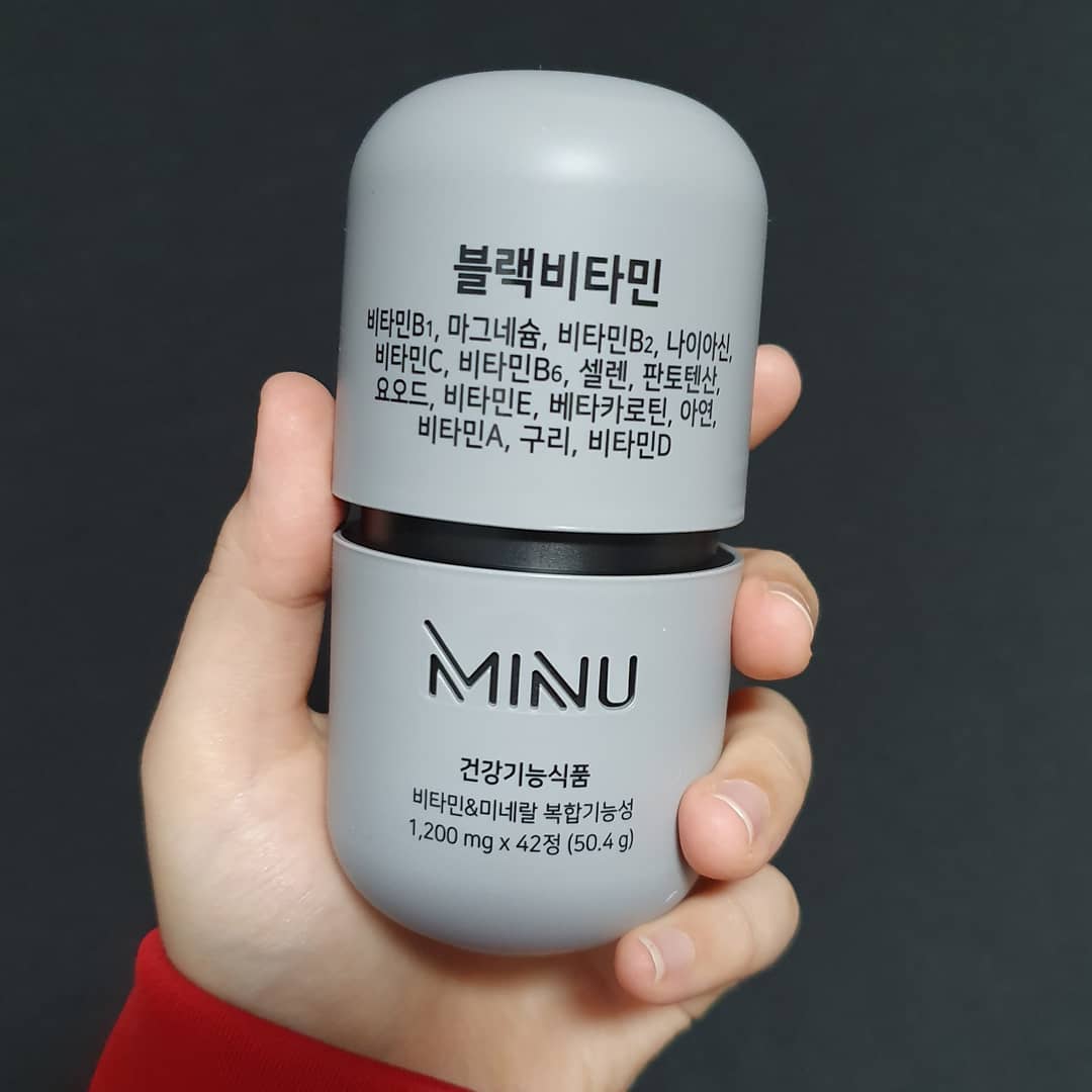 깽이❤ on Instagram: “🖤 미누 블랙 비타민 🖤 바쁜일상 챙기기 어려운 건강. 남성을 위한 포뮬레이션!!미누 블랙비타민은 남성들을 위한 멀티비타민 제품!! 잠을 자도 자도 피로함을 호소하는 현대인들을 위한 피로개선에 좋은 비타민B을 포함한 15종의 비타민과 미네랄, 그리고…”