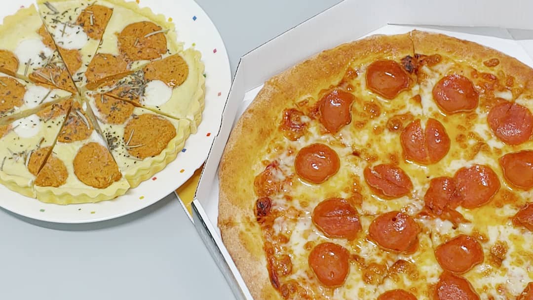 '보람'있는 '아토'네 on Instagram: “, 아토의 페퍼로니피자랑 유월이의 강아지피자 펫페퍼로니🍕💕 펫피자는 미스터피자 배달가능지역에서 배달 또는 포장만 가능해 배달시켰는데  동그란 모양으로 냉동되어서온다!  한번에 다 먹일 수 없으니 8조각으로 잘라서 소분해 냉동시킴!! 유월이도 아토도…”