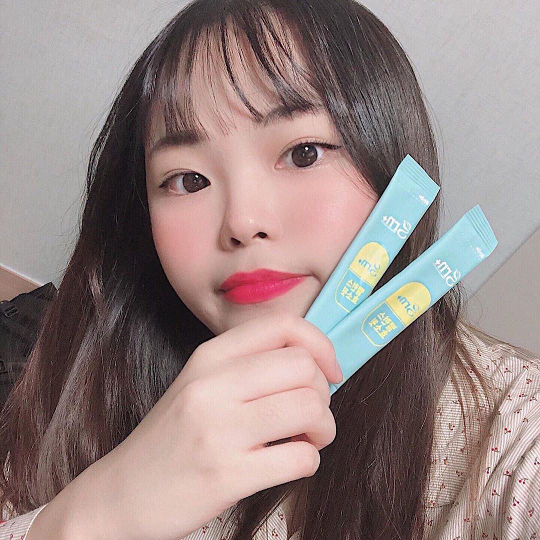 한소희 on Instagram: “8가지 효소가 담겨있어 다이어트에 도움을 주는 #grn밸런스효소핏 💙 . 포 형태라 갖고 다니기 편해서, 요즘 가방에 넣어뒀다가 한 두 포씩 꺼내 먹는다 ㅎ̐ㅎ̐  상큼한 레몬요거트 맛이라 먹을 때마다 행보캐•••🍋 . 구매는…”