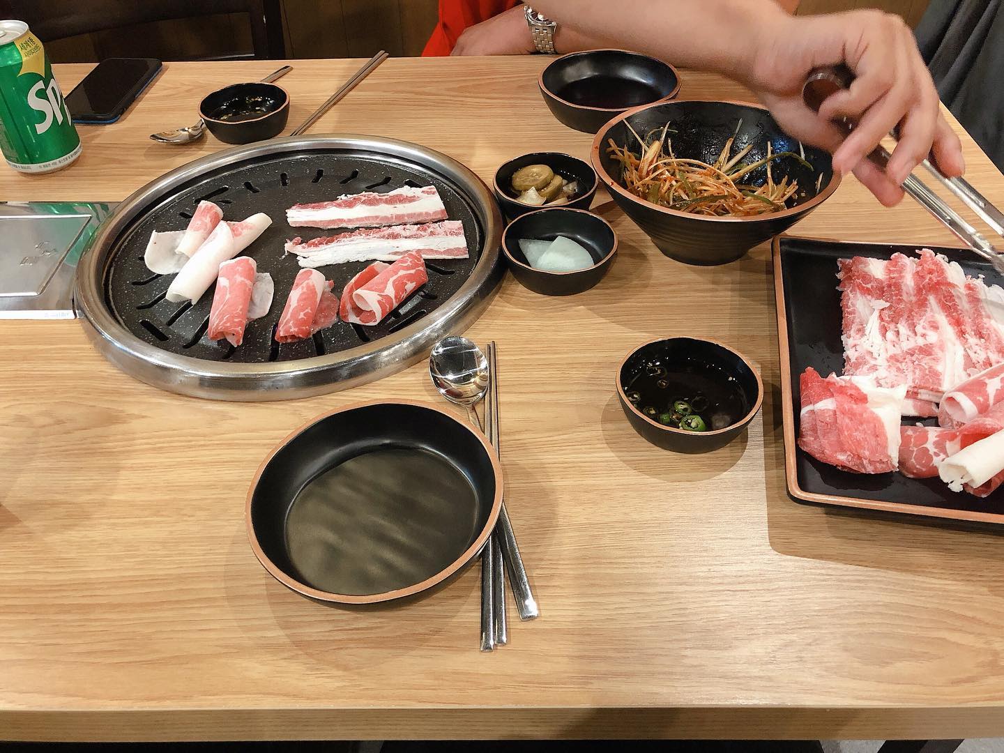 맛점하셨나요~? 주말에 먹은 이차돌이 생각나네요,,😭
.
.
.
#소통 #소통환영 #먹스타그램 #먹스타 #일상 #일상소통 #음식 #좋아요 #소고기 #이차돌 #화요일 #좋아요 #좋아요반사 #맞팔 #맞팔환영 #데일리 #오오티디 #직장인 #근무중 #협찬 #공구 #협찬환영 #daily #ootd #l4l #팔로미
