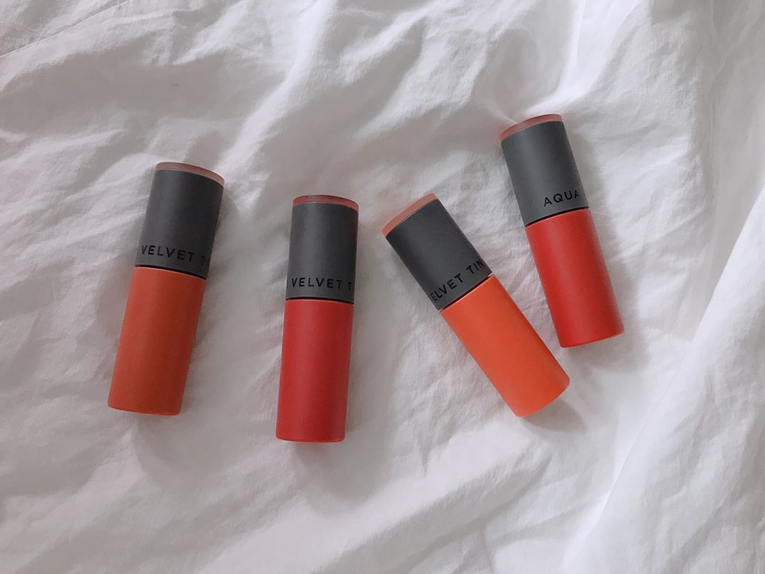 백장미 on Instagram: “⠀⠀⠀⠀⠀⠀⠀⠀⠀⠀⠀⠀⠀⠀⠀⠀ ⠀⠀⠀⠀⠀⠀⠀⠀⠀⠀⠀⠀⠀⠀⠀⠀ ⠀⠀⠀⠀⠀⠀⠀⠀⠀⠀⠀⠀⠀⠀⠀⠀ 아리따움 아쿠아벨벳 틴트💄 타사제품의 벨벳틴트를 사용했을때 건조해지고 입술각질&주름이 부각되어보여서 크게 기대하지않고 사용해봤어요 그런데 이제품은 수분감있게…”