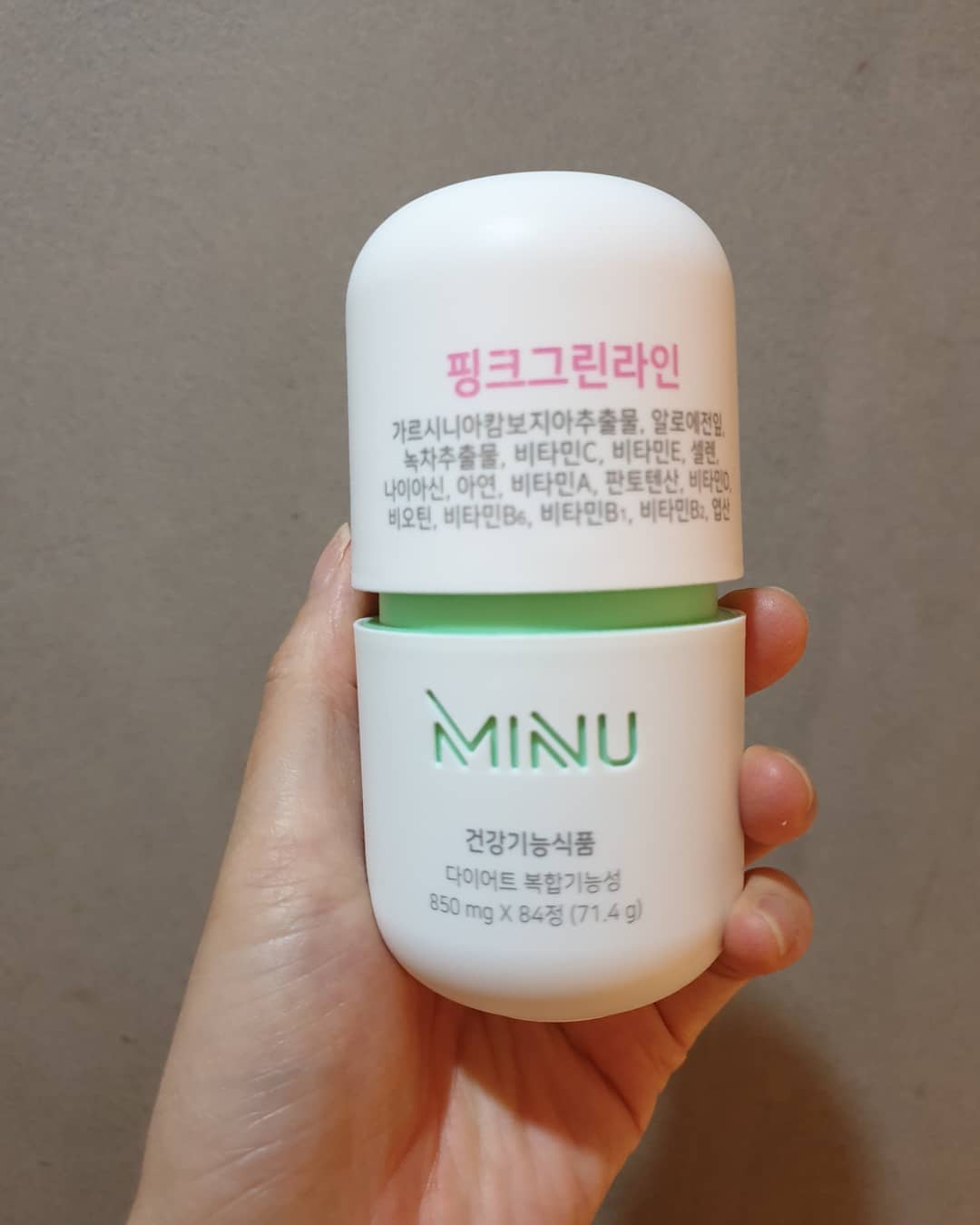 - on Instagram: “하루 3회, 1회 2정. 1통에 2주분량 먹는거 좋아하니깐 다이어트보조제는 필수 🙈 🌟🌟🌟🌟🌟 미누 핑크그린라인은 탄수화물이 지방으로 합성되는 것을 막아주는 가르시니아 추출물과 체지방 감소에 도움을 줄 수 있는 녹차추출물 카테킨, 그리고 원활한…”