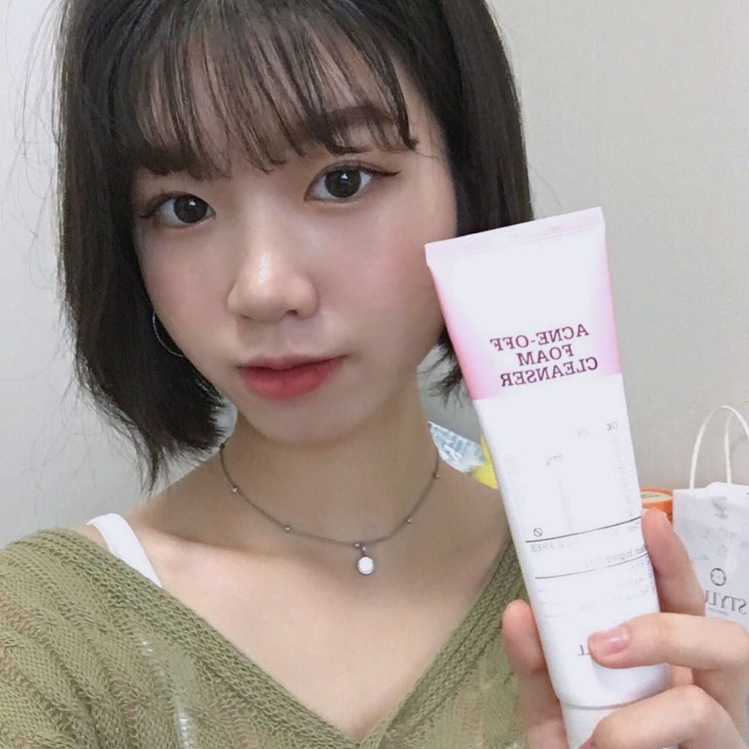 ✨아현입니다✨ on Instagram: “✨로하셀 아크네-오프 폼 클렌저✨  요즘 갑자기 뒤집어진 피부에 속상했는데 걱정을 한 층 덜어 준 제품! 확실히 여드름 완화 기능성 제품이다 보니 예민한 제 피부에도 순하게 잘 맞았어요:) . 제형은 클레이 같은 독특한 제형이면서 쫀쫀한 거품이…”