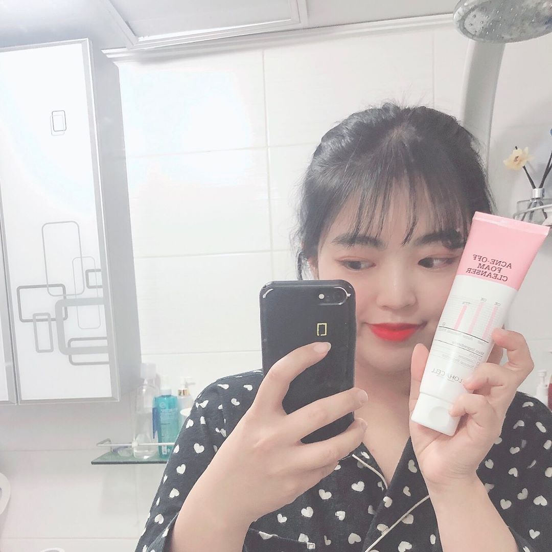 세인🧚🏻‍♀️ on Instagram: “살리실산과 칼라민이 함유된 폼 클렌저! 쫀쫀하고 풍성한 거품으로 피부 자극을 최소화하고 모공 속 노폐물을 흡착하여 건강한 피부를 만들 수 있는 로하셀 폼클렌징 . . . . . . . #로하셀 #lohacell #로하셀아크네오프폼클렌저…”
