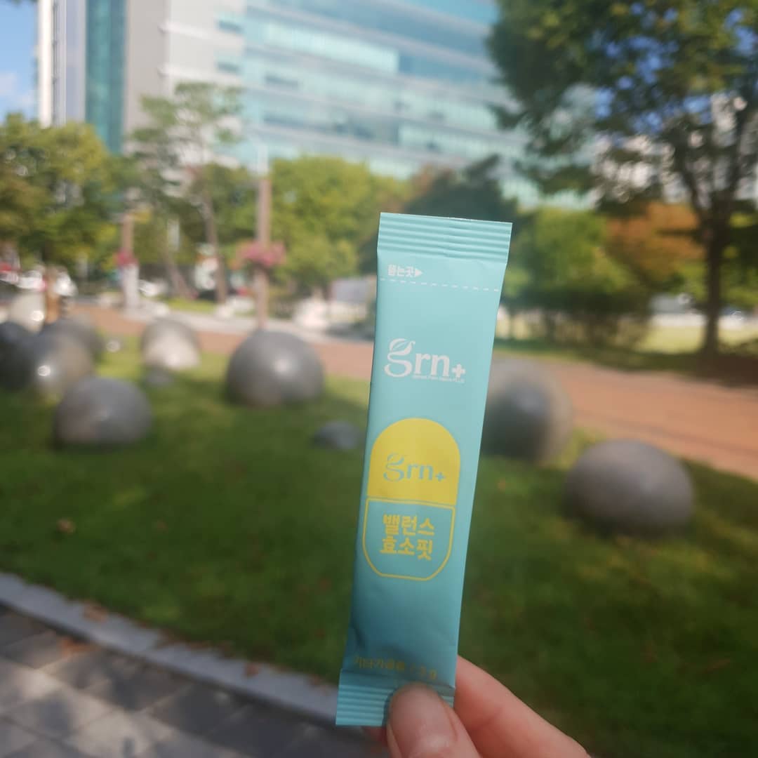 앙하모찌🤩 on Instagram: “인스타 인플루언서들이 요새 효소공구를 많이하던데 효과에 소화도잘되고 화장실도 잘간대서 기왕이면 유산균도 포함된 제품으로 픽해봣는데 일단 맛잇어서 합격. 보통의 효소는 곡물맛이랍시고 다 맛이없는데 이건 약간 레모나 먹는느낌..??? 화장실을 갑자기…”