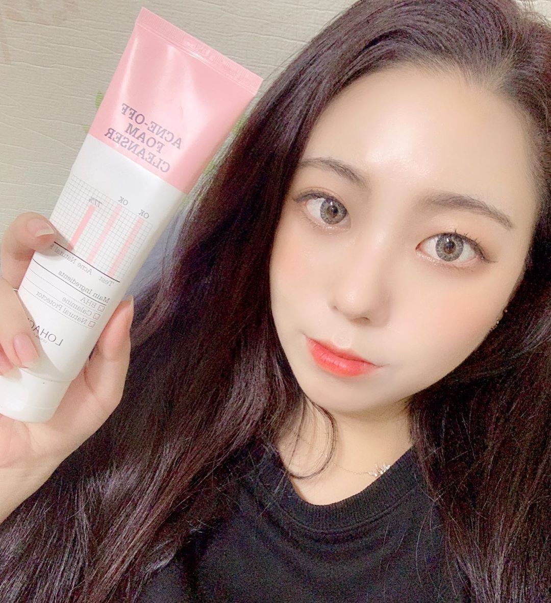 모소연 on Instagram: “기초제품으로 애용하는 로하셀에서 신제품이 나왔어요👏🏻 저는 완전 민감한 피부여서 폼클렌징도 아무거나 못쓰는데 이 폼클렌징은 거품도 쫀쫀하고 피부 자극 없이 깨끗하게 세안할수 있어요😋 세안 후에도 피부 당김없이 촉촉하고 피부가 매끈해져요!! 색깔도…”