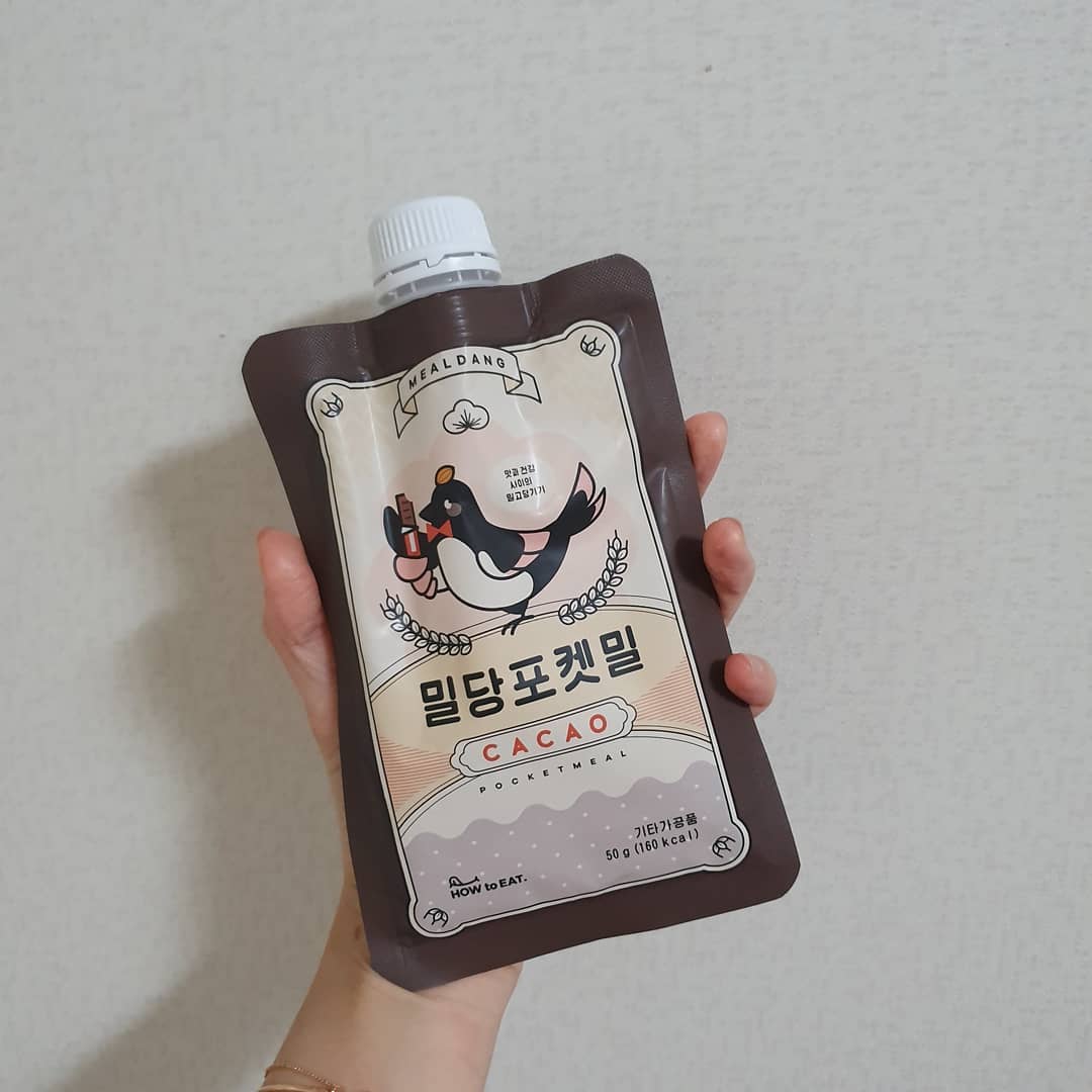 김진리 on Instagram: “오늘은 초코🍫  초코맛인데도 160칼로리🤗 나트륨도 0%여서 붓기 관리하는 사람한테 좋을듯! 안에 뮤즐리랑 카카오닙스 들어있어서 씁씁달달한 초코맛임 이건 물도 좋은데 저지방우유랑 먹으면 더 맛있을거 같아서 다음에는 저지방 우유에 먹어야겠당ㅋㅋㅋㅋ .…”