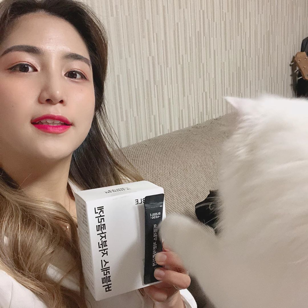 이로운 on Instagram: “나는 웨 영양제만 당첨될까..? ㅋㅋㅋㅋㅋ 하늘도 내 건강을 챙겨주는구나😂 이지컷 포장지들만 보면 간식인줄 알고 달려드는 울애긩  거품가를 뺀 실속있는 가성비 제품을 제공하는 '버블레스'의 신제품 / 분자 구조가 작은 피쉬 콜라겐을 사용하여 체내…”