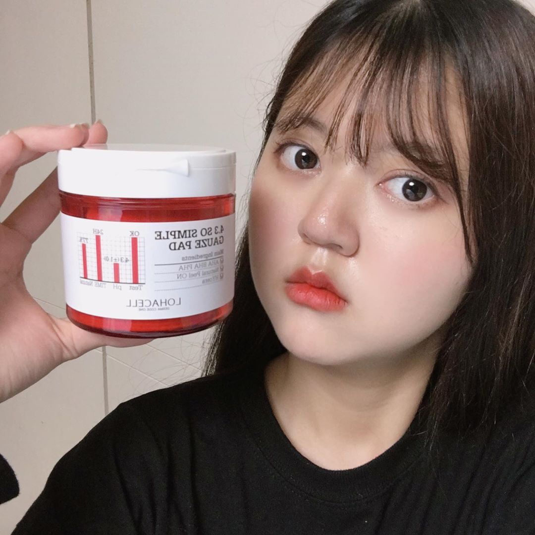 한윤희(18) on Instagram: “여러분 이것은 🌟로하셀 쌍욕패드🌟 입니다. 세안 후 기초 스킨케어 제품으로 각질과 피지, 블랙헤드, 메이크업잔여물을 제거하여 피부결을 개선시켜줍니다. 양면패드를 통해 더 효과적으로 관리할 수 있으며, 피부 자극이 적어서 민감 예민하신 피부를 가진…”