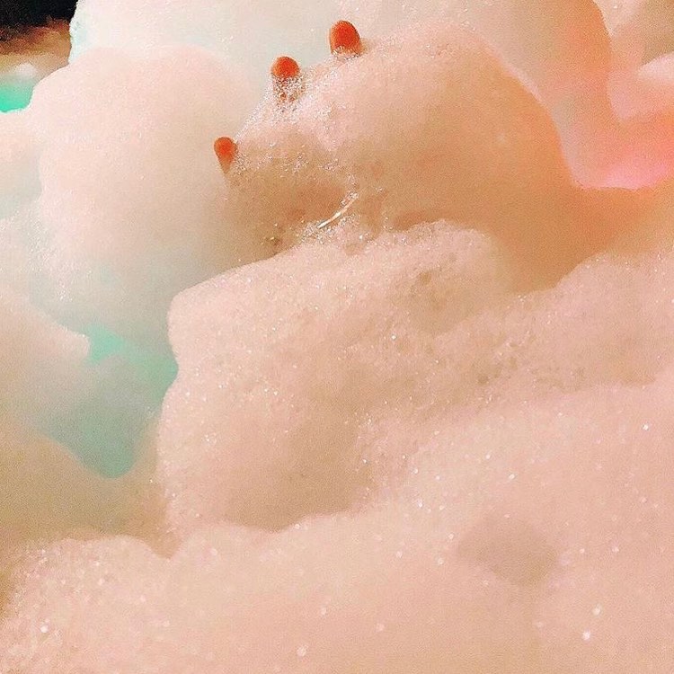 봄봄 🌸 on Instagram: “#메리미 #웨딩 #러브스펠 환상조합 💖 기프트박스 꽃색상도 바꿀수 있어 선물로도 딱일것 같아요 💓 UNIQUE 이렇게 고급스럽기 있기 없기 🌸 . 💗사랑스러운 입욕제 꿀팁 👉🏻 입욕제도 몸에 직접 닿는 거라 성분도 중요한데 유니끄의 주요성분은 모두…”