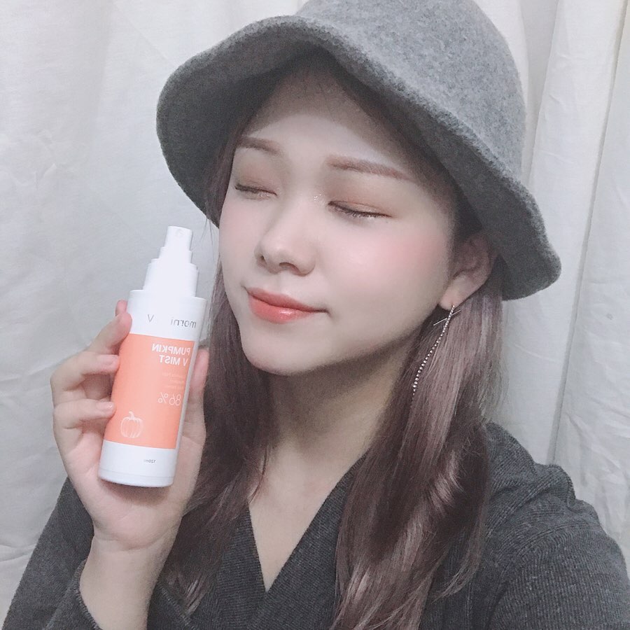 백조 BAEKJO on Instagram: “요즘 자주 쓰는 #수분미스트 는 요거 ! 🖖🏻 #모닝브이 #호박브이미스트 👏🏻 #붓기 빼는데 좋은 성분이 들어있어 아침에 얼굴이 붓는다묜 요 #미스트추천 👍🏻 건조하고 예민해서 매일 미스트 자주 뿌리는데 용량도 넉넉하니 회사에 놓고 쓰기 딱 !…”