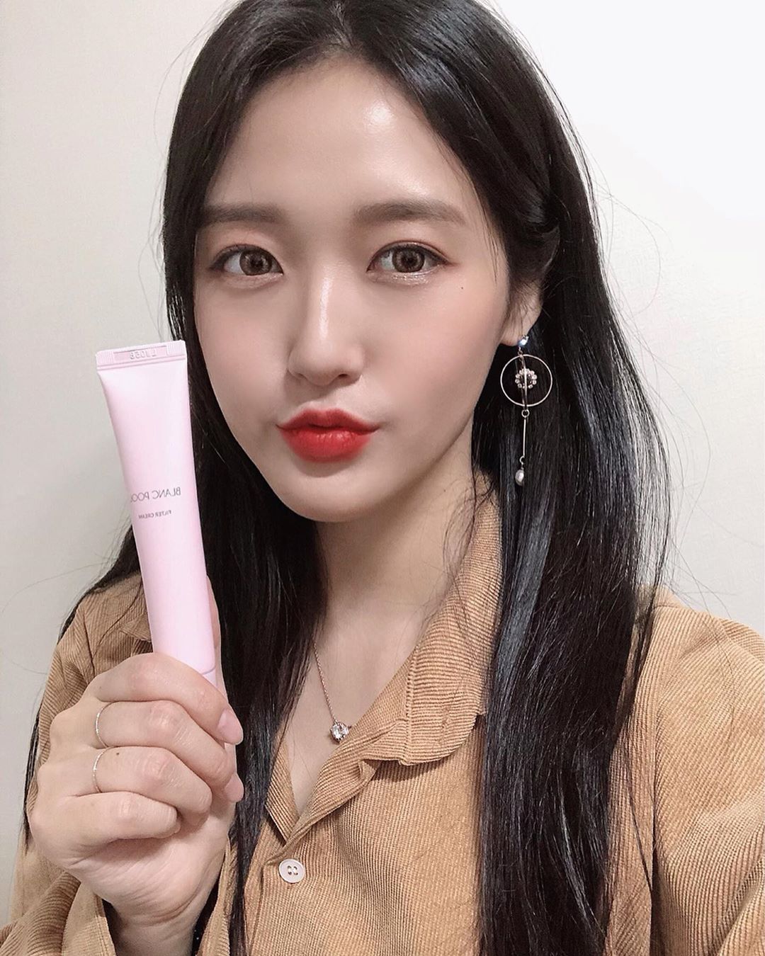 Mina 미타민 밍나 on Instagram: “드디어 ‘블랑풀 신상 필터크림’ 써봤슴당🥴 기존의 톤업크림들은 너무 부자연스럽고, 시간이 좀 지나면 번들거려서 아쉬웠는데 블랑풀 필터크림은 발림성도 좋고 왕왕 자연스러워요🤭 끈적임도 없어 사용감이 굉장히 좋은데 그렇다고 건조하지도 않은! #겉바속촉…”