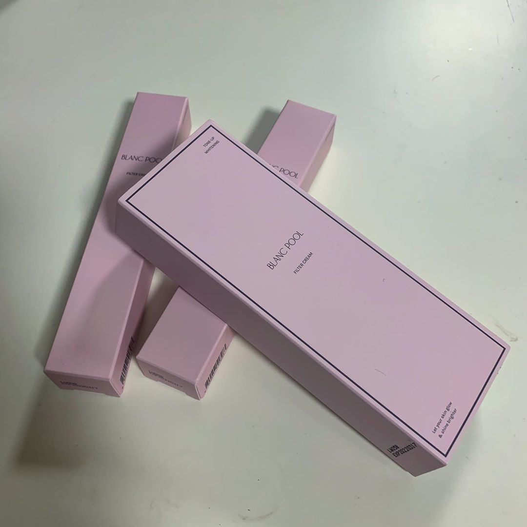 한은지 on Instagram: “블랑풀 필터크림 존좋🥰 👉🏻보통 미백크림 같은 경우 피부 끼임이나 각질 부각, 건조함 등의 불만사항이 하나씩은 있기 마련인데 #블랑풀 #블랑풀필터크림 은 전혀 그런게 없어서 👍🏻👍🏻 화장하기 귀찮은날 이거하나만 발라도 칙칙해보이지 않고 기초화장 후…”