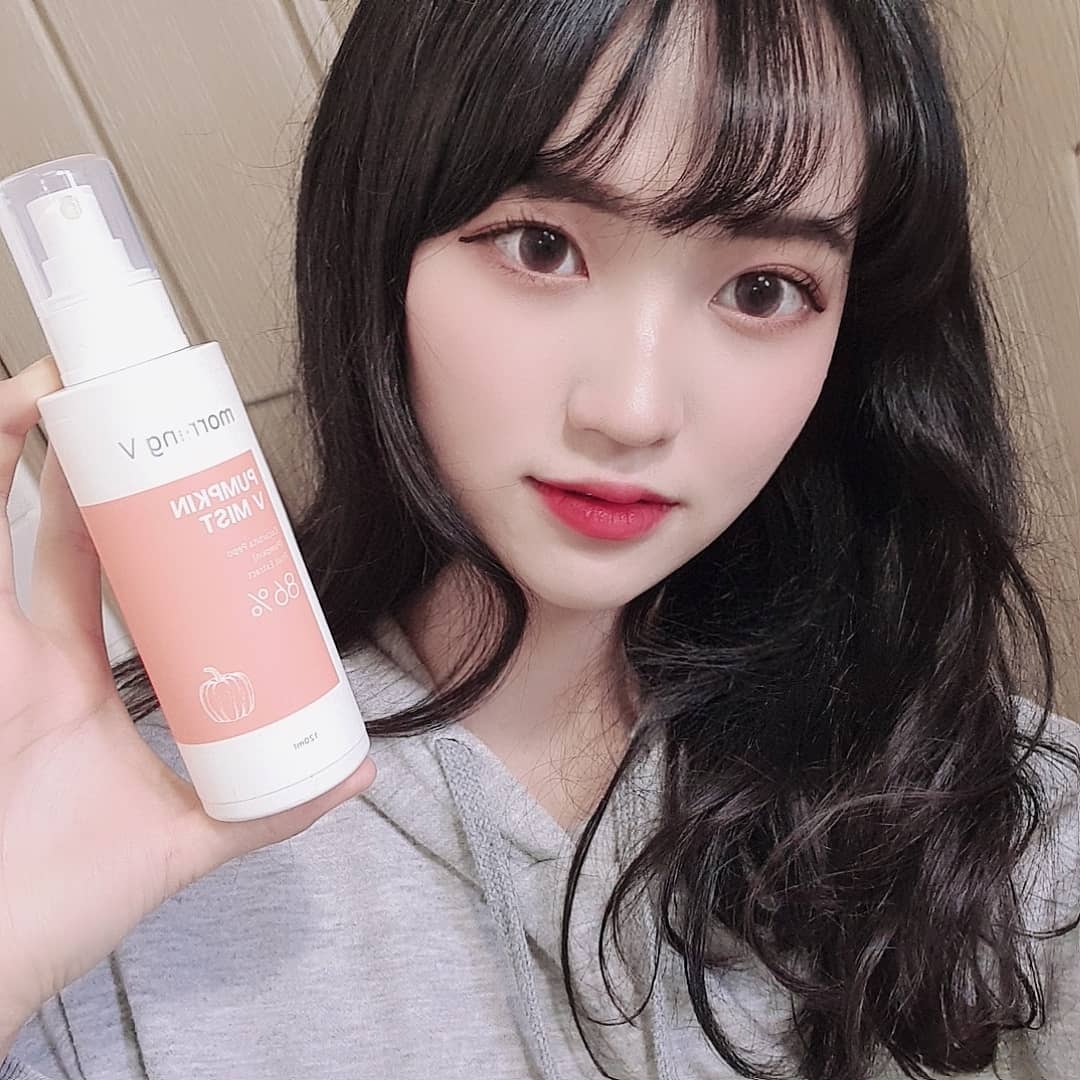 오지현 on Instagram: “아침에 세수하고 뿌려주면 너무 촉촉하고 좋아요🌈 붓기에 좋은 호박성분이 86% 함유되어있어서 아침에 붓기 빼는데 도움됩니다❗ 토너대용으로 사용해도 좋아요~!! 은은한 향이 좋았어요ㅎㅎ #호박브이미스트 . . . . . #모닝브이 #morningv…”