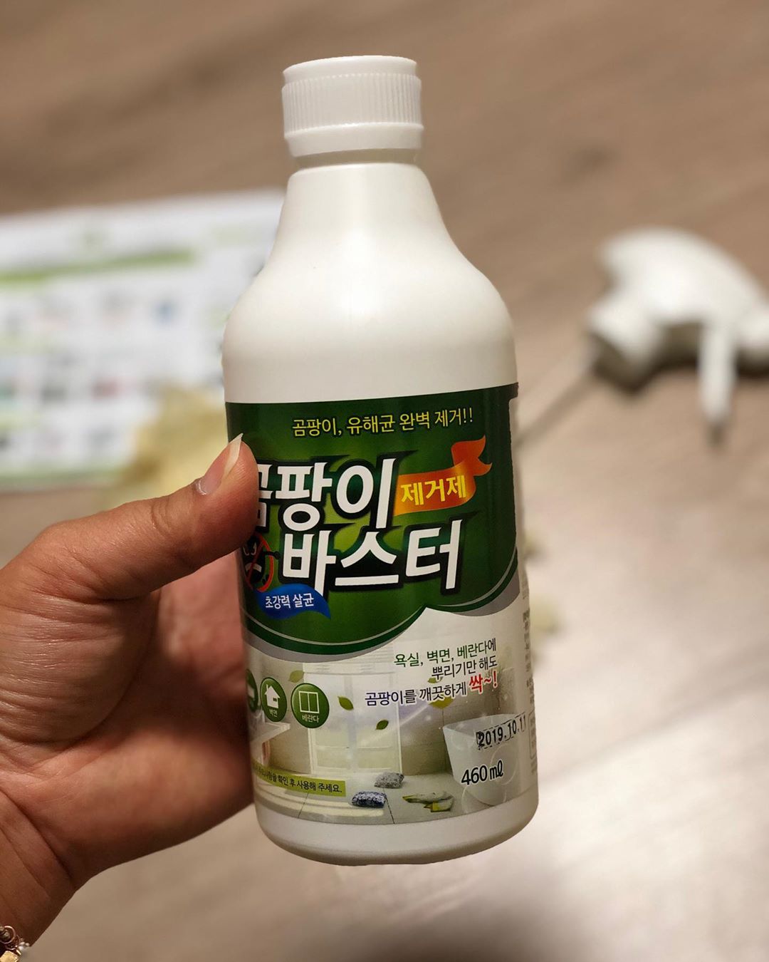 온❤️욱 사랑맘 on Instagram: “#리뷰쉐어 . . 뿌리기만 하면 없어지는 홈쇼핑광고  많이 봤었거든요? 근데 솔직히.. 다 과대광고더라고요  보통 빡빡 문질러야만 겨우겨우 지워지는 곰팡이들!!! 근데 너무 놀라웠어요  곰팡이,유해균을 완벽하게 제거해준다는 곰팡이 바스터는  살균까지…”