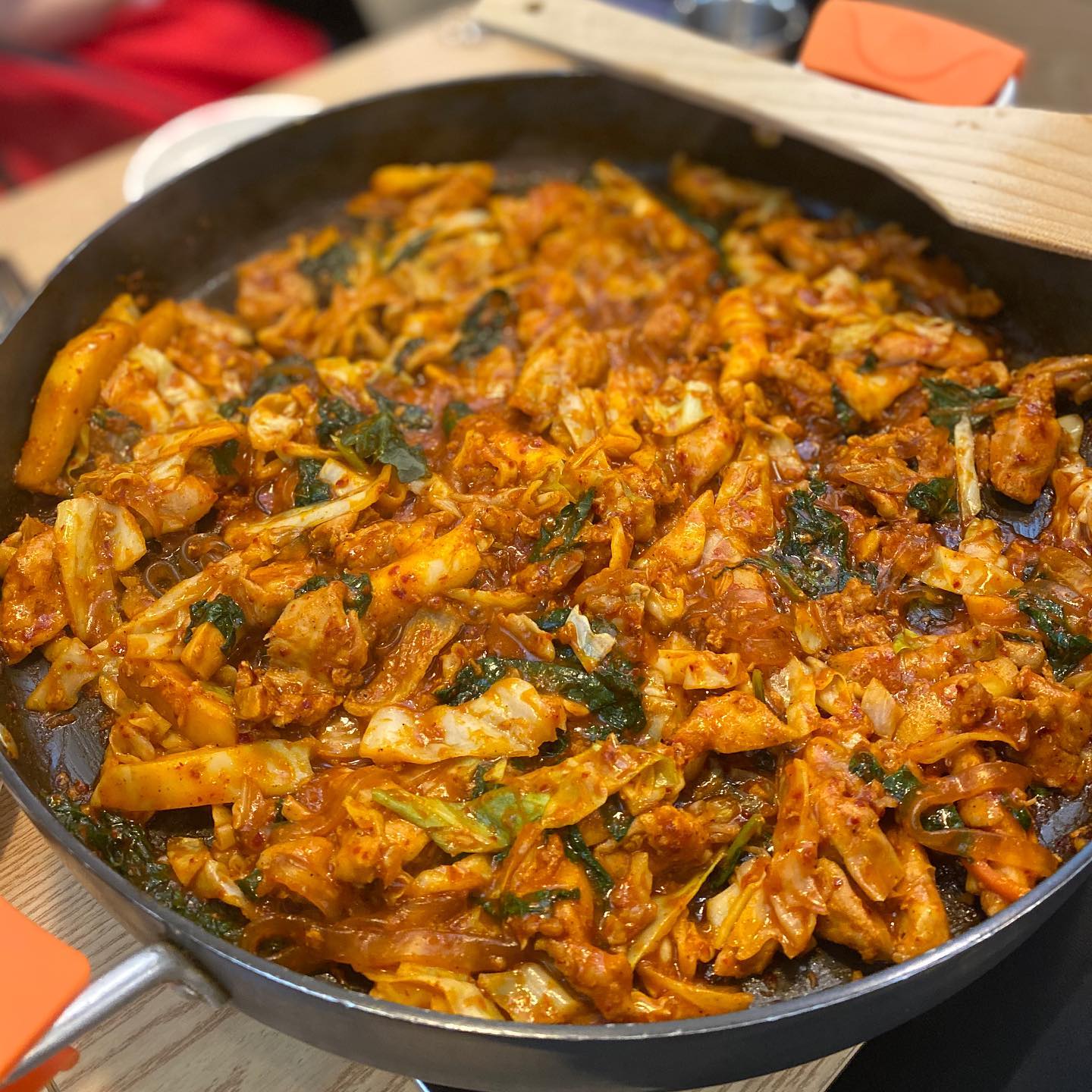 벌써 여러번 갔던 맛집. 사진 속 닭갈비는 매콤한 맛이 강해요! 매운 맛이 훅 온답니다~~~~~ 매워 매워! 그래도 맛있어요!
사진에는 없지만 항아리수제비도 아주 일품이라서 술 먹은 다음날 이만큼 좋은게 없더라구요. 칼칼한 것도 좋아서 칼칼한거 좋아하시는 분들에게도 추천!

얼큰항아리수제비  7,000원
닭갈비(1인분)  9,000원

#상암맛집 #손수미가