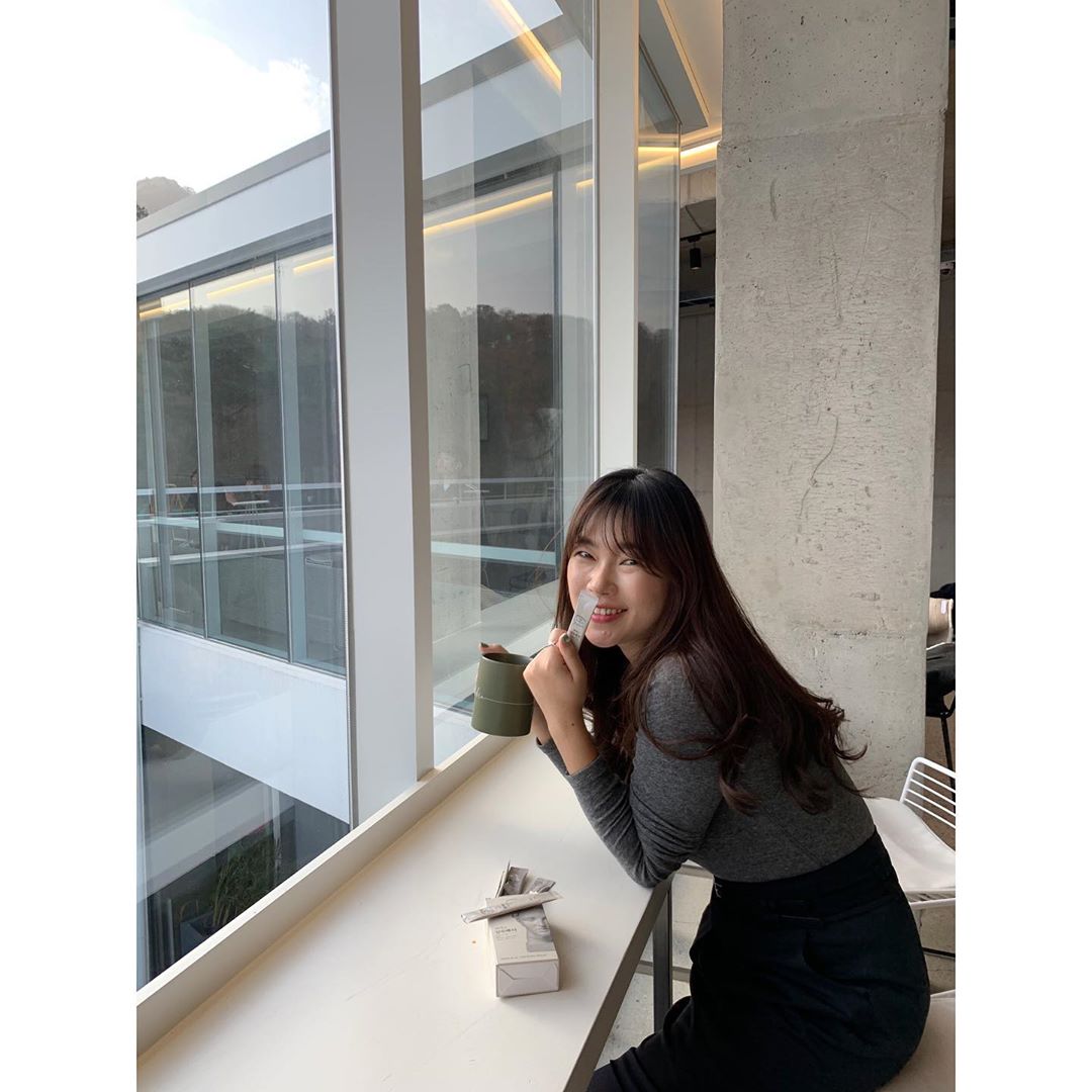 혜인🎻 on Instagram: “#리뷰_예나맘 - - 날이 갑자기 정말 춥지요🥶 몸은 자꾸 움츠러들고  아침이면 혈액순환도 잘 안되는 것 같고; 이럴 땐 사실 커피보다도 따듯한 차를 마시는게 건강에 더 좋겠죠🤗 - - 액상형태로 되어 있어 따듯한 물, 찬 물 모두 잘 녹아 간편하게…”