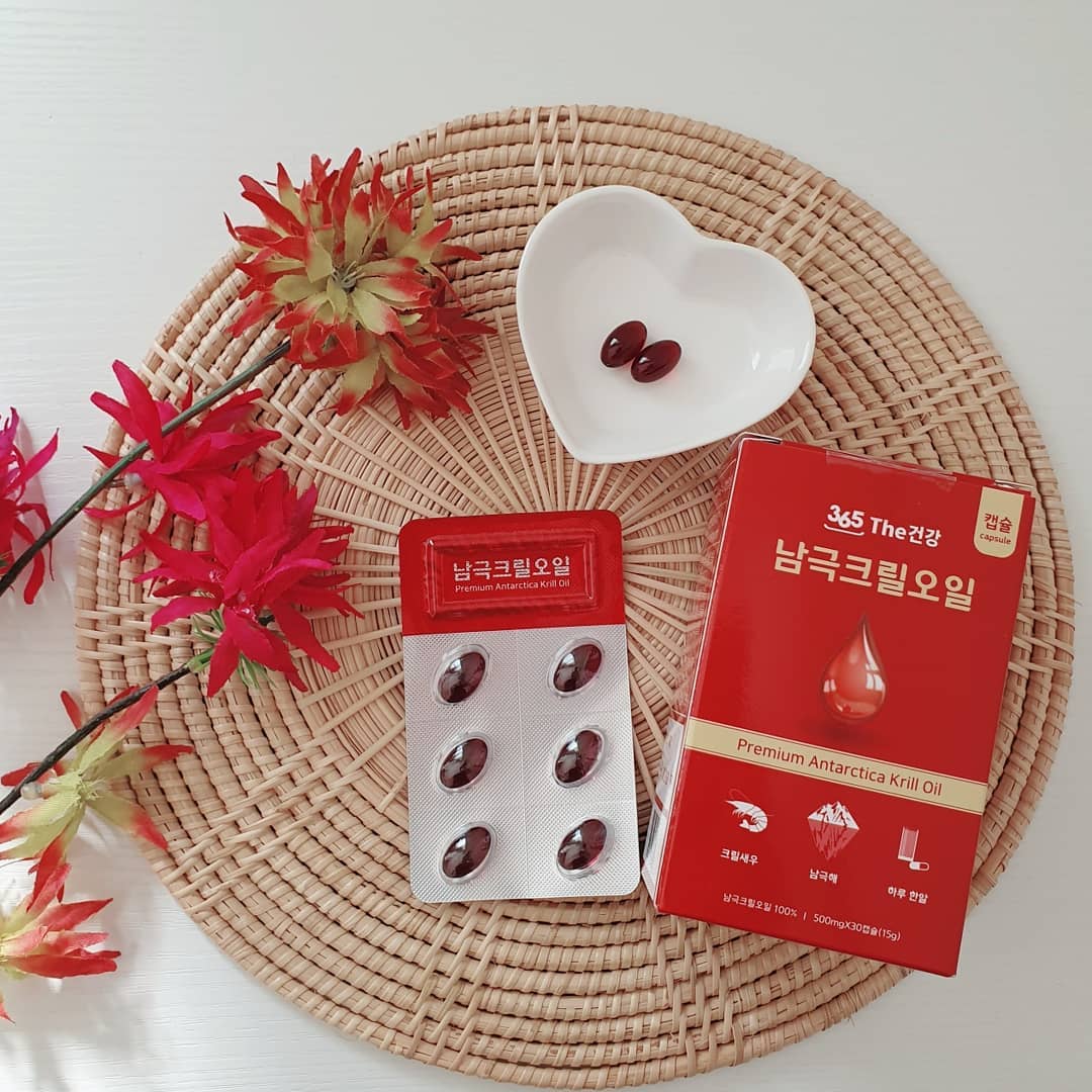 5살 아꼭맘, 이지현  ⍤⃝❤︎ෆ̥˚ on Instagram: “남극크릴오일 🦐 . . 요즘 크릴오일 많이드시죠? 요즘 제가 먹고있는 365더건강남극크릴오일이에요 :) . 지방을 녹이고 물에잘녹는 풍부한 인지질을 함유하고있어서 다이어트 효과는 물론 몸에필요한 불포화지방산등을 빠르게 흡수시켜주어요 ! . 알약이…”