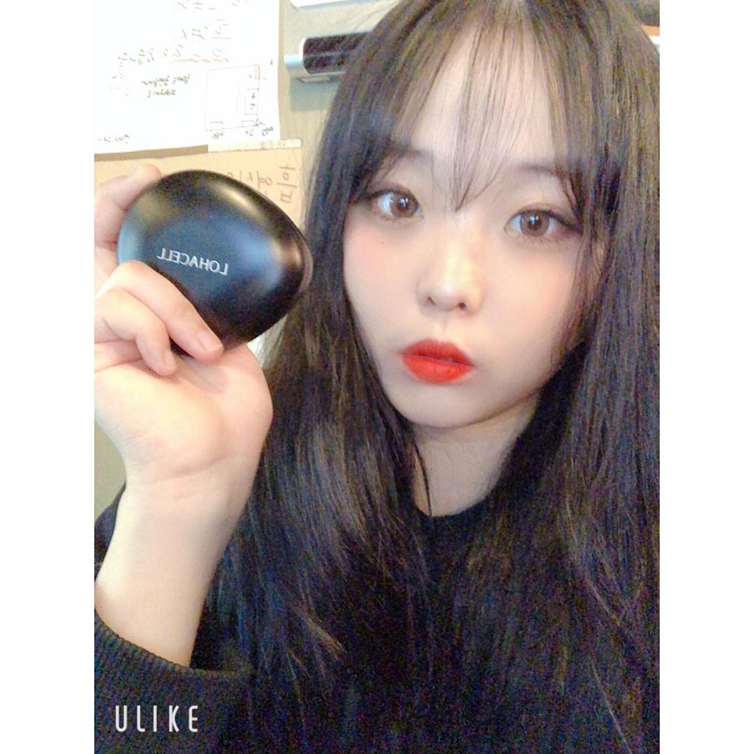 슬기 on Instagram: “💟로하셀 조약돌 쿠션후기💟 로하셀 조약돌 쿠션은 48시간 메이크업 지속력 테스트를 완료한 제품으로 조약돌 처럼 매끈한 피부를 연출할수있답니당 💓 일단 커버력은 당연 미쳤구 ,, 겉은 촉촉 속은 뽀송 이거 쓴날에 친구들이 뭐쓰냐구 계속 물어봤당…”
