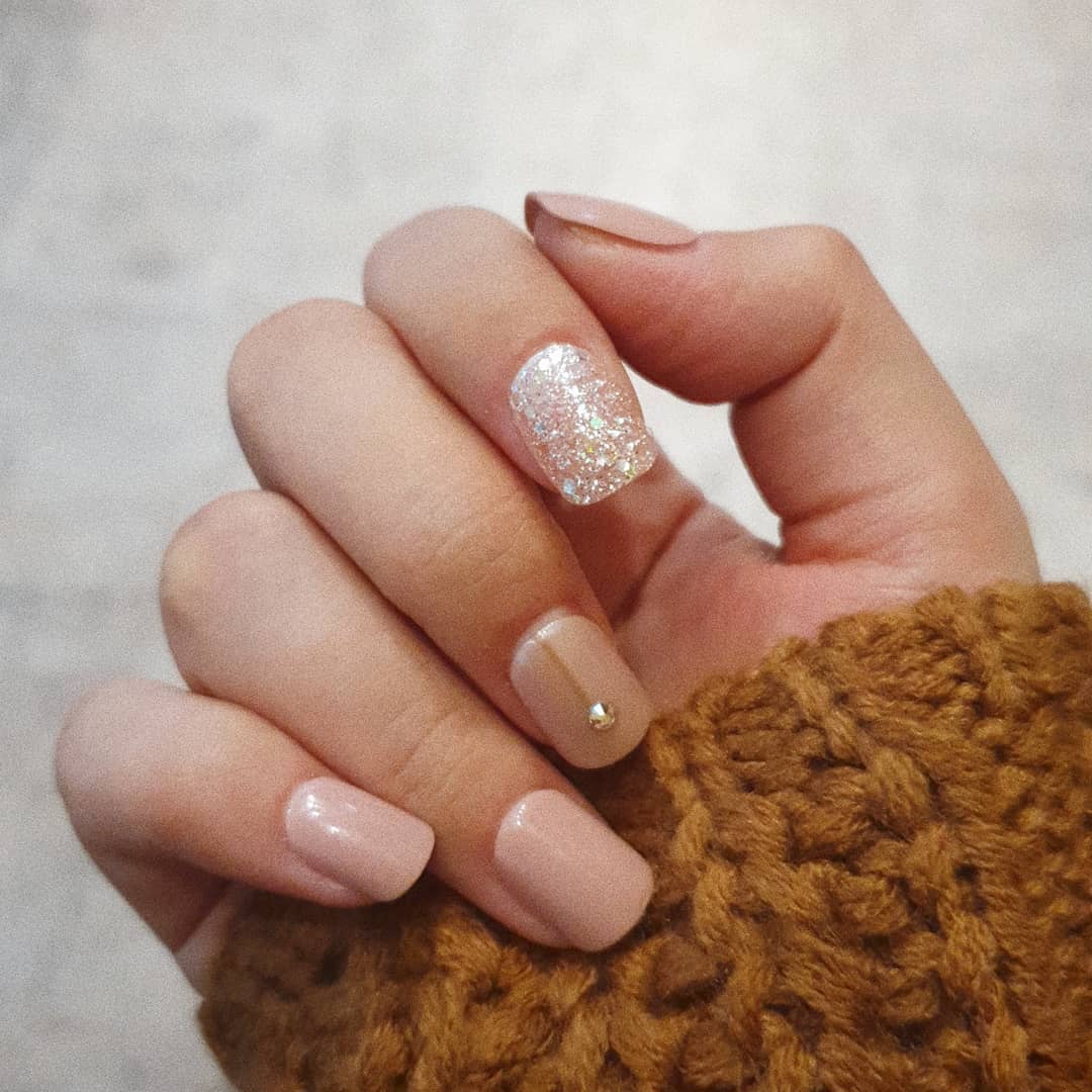 Luesey 🌟 on Instagram: “@kissnewyork_korea  #프레스앤고 붙인지 2일째 💅  자주 붙여본 네일팁이지만 슬림핏이라서 그런지 붙인 느낌없고 편안한데요 ! 일도 그렇고 손톱도 약해져서 젤네일은 쉬고 있는데 #키스뉴욕 네일팁 붙이니까 샵에서 #네일아트 받은 느낌 🌟…”