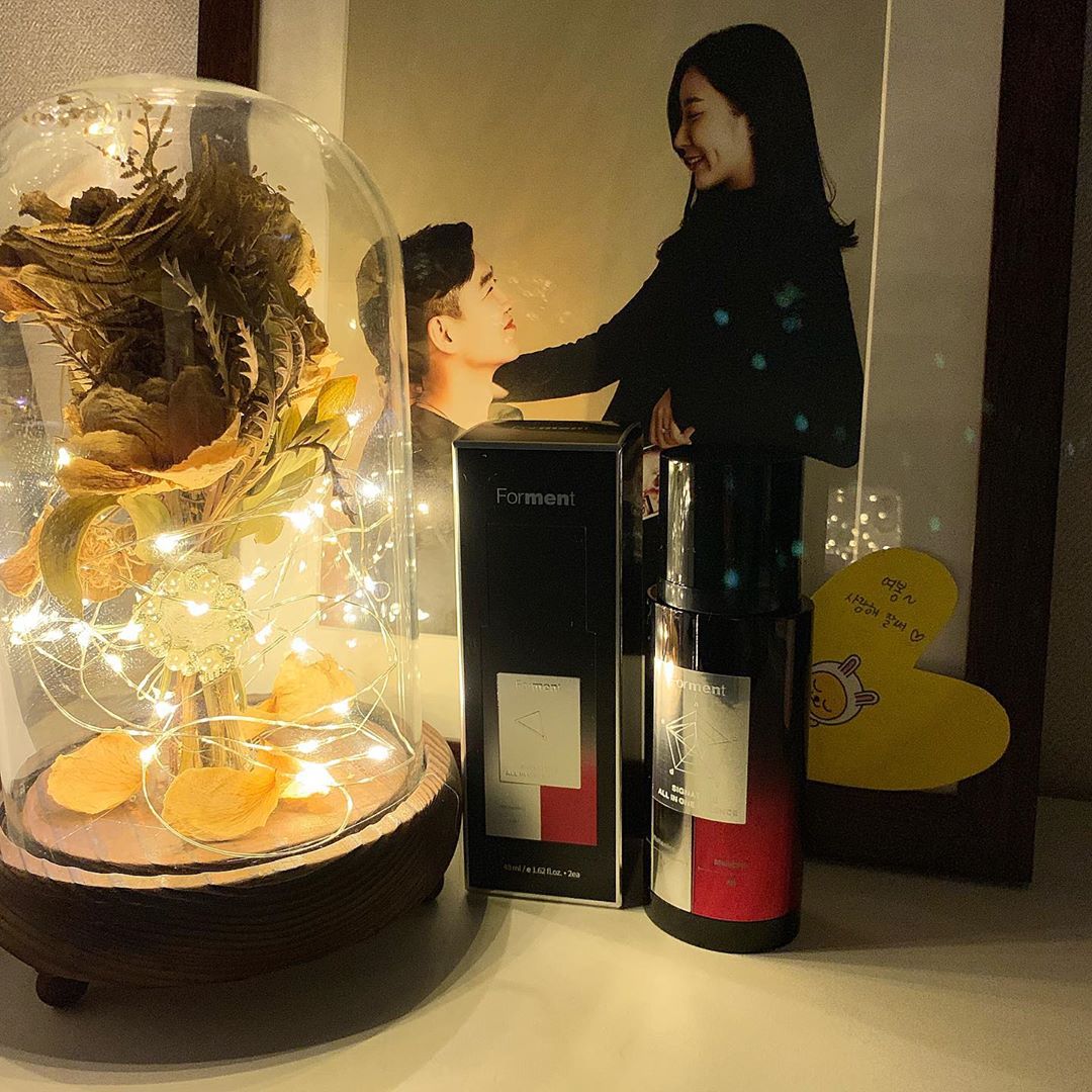 지현🖤 on Instagram: “여봉이선물🖤 오른쪽은 낮에쓰는 쫀쫀한 화이트닝 왼쪽은 밤에쓰는 흡수가빠른 모이스처 밤낮 따로라 가성비 굳👍 편한거만 좋아하는 남편 선물로 딱입니다❣️ #포맨트 #forment #시그니처올인원에센스 #남자화장품 #올인원에센스 #AD…”
